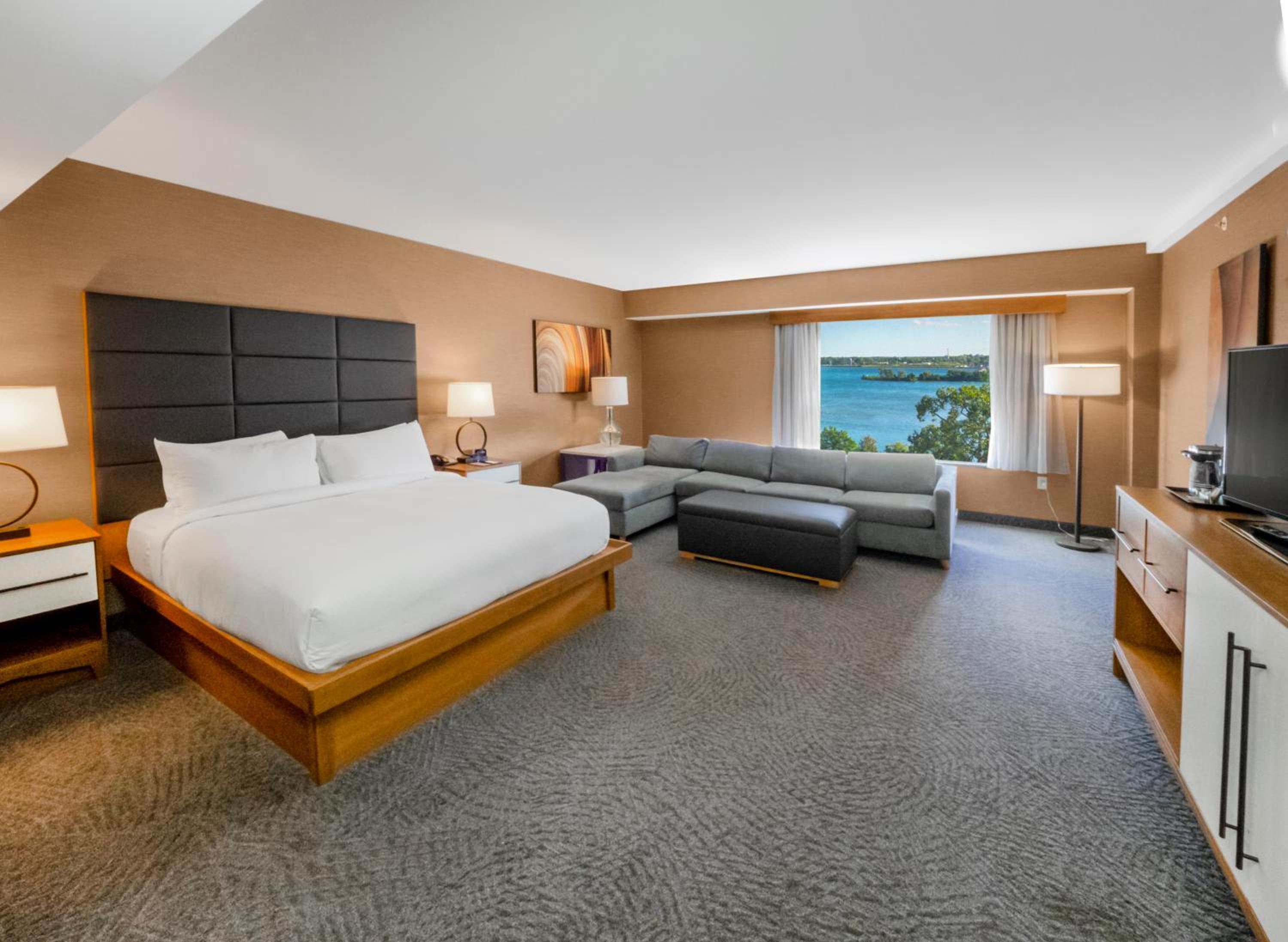 Executive King Suite with Whirlpool - Photo 2