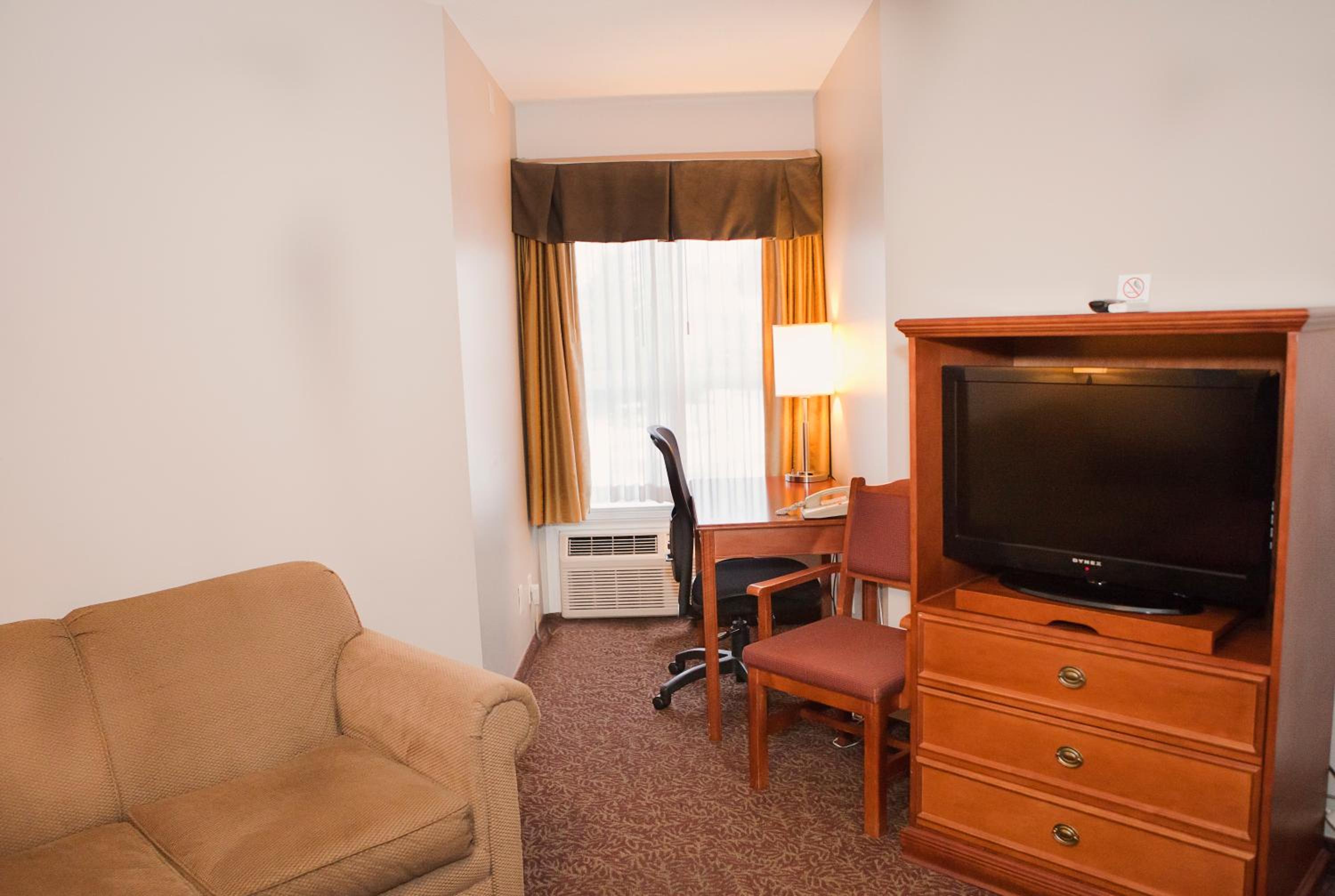 One-Bedroom Deluxe King Suite - Non-Smoking - Photo 4