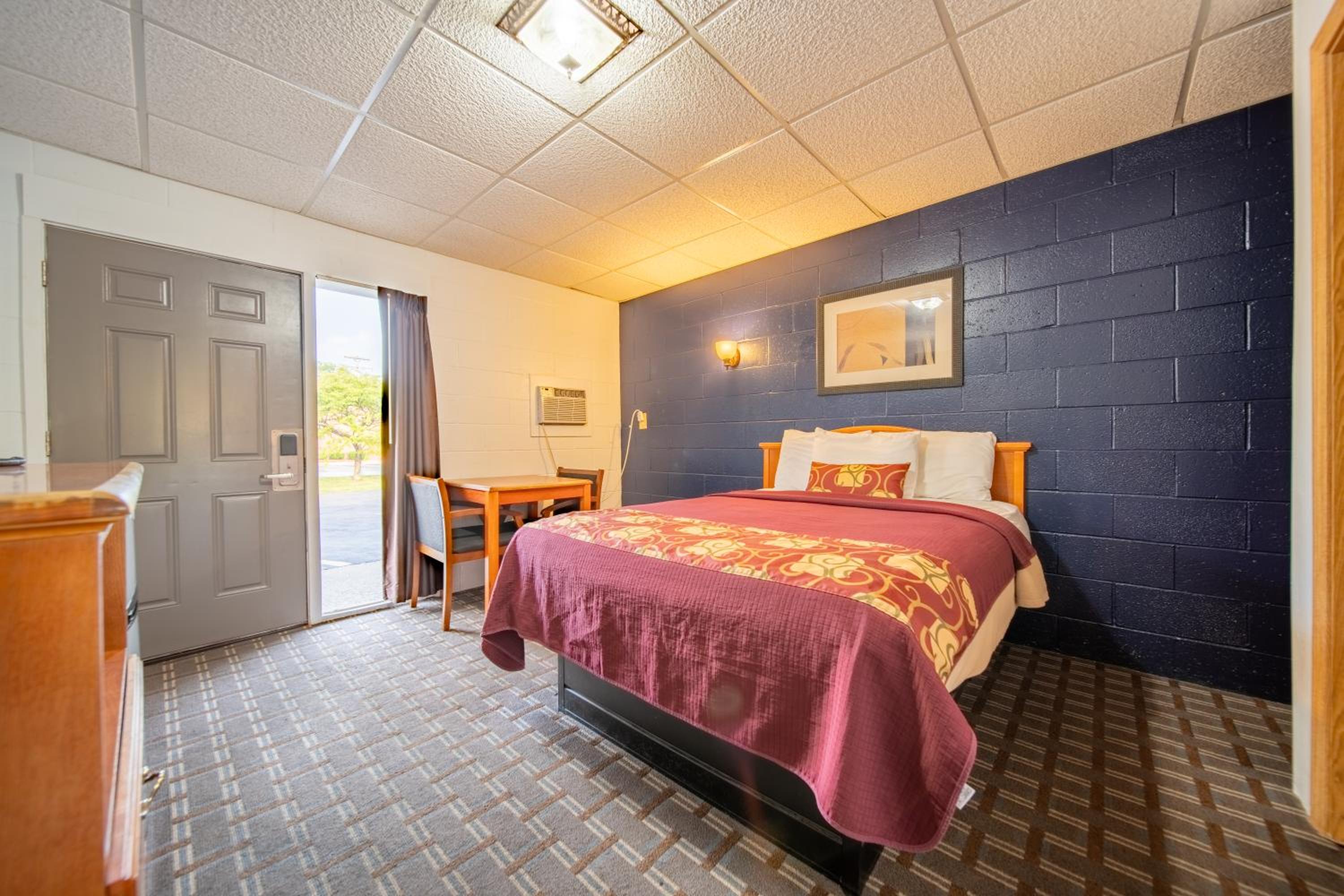Queen Room - Photo 2