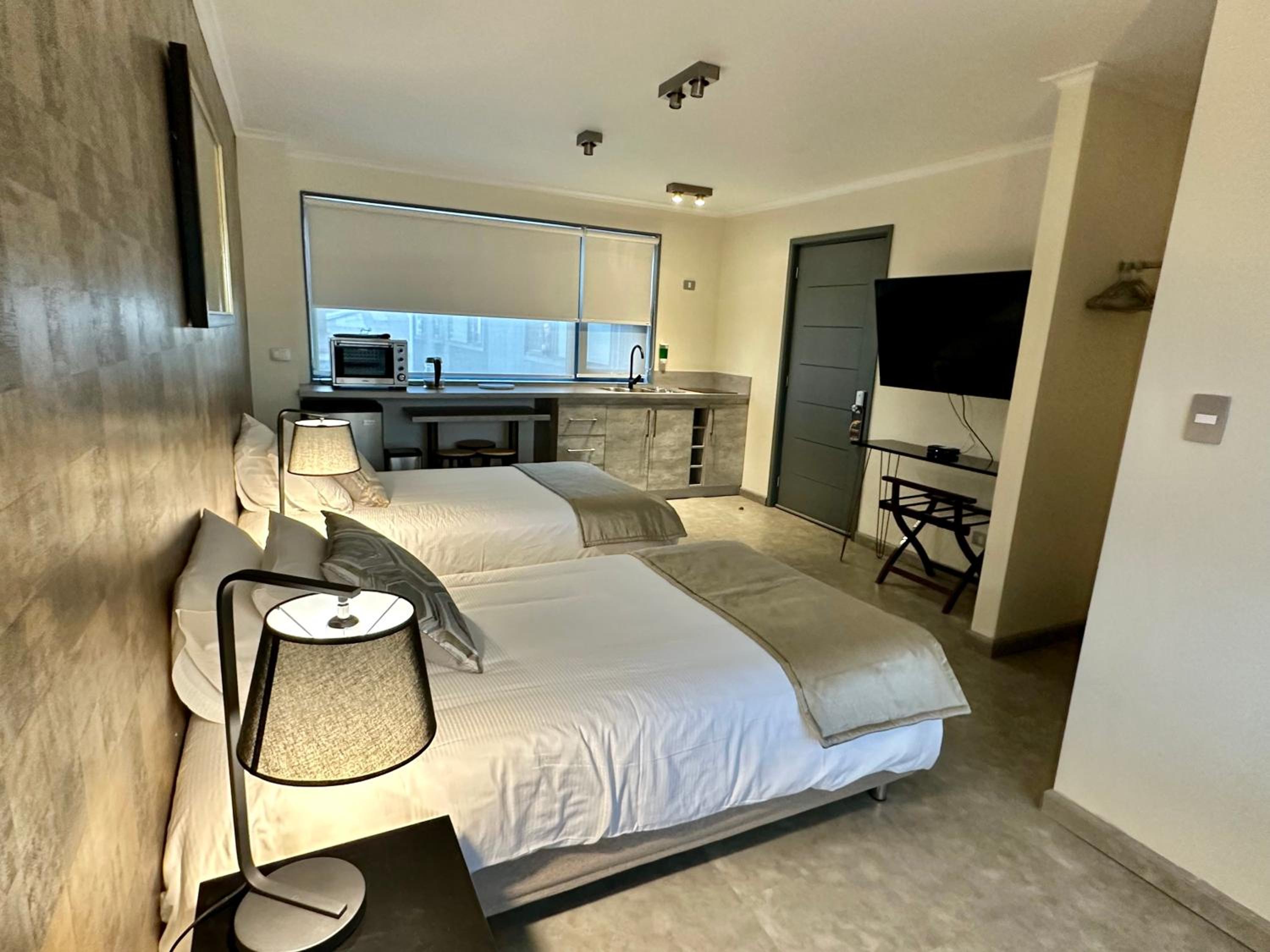 Deluxe Studio (Twin Beds) photo 2