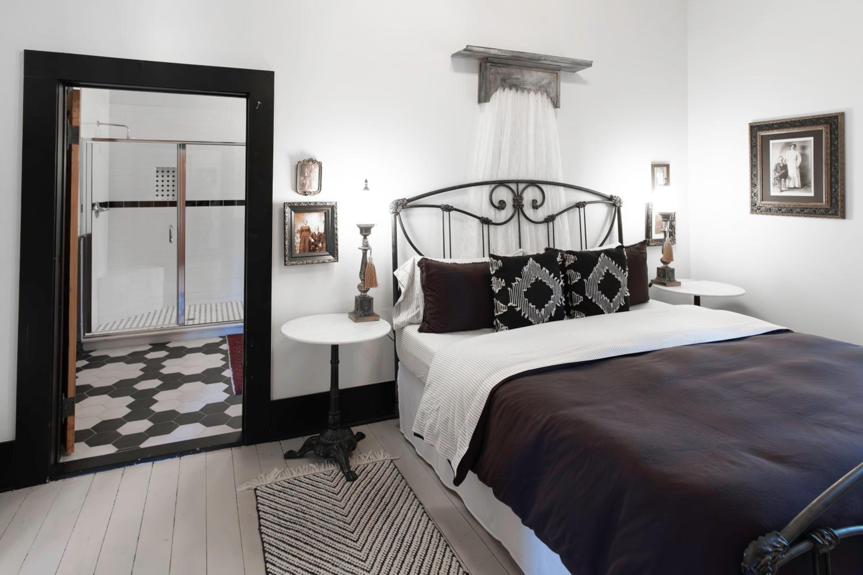 Deluxe King Suite - Photo 2