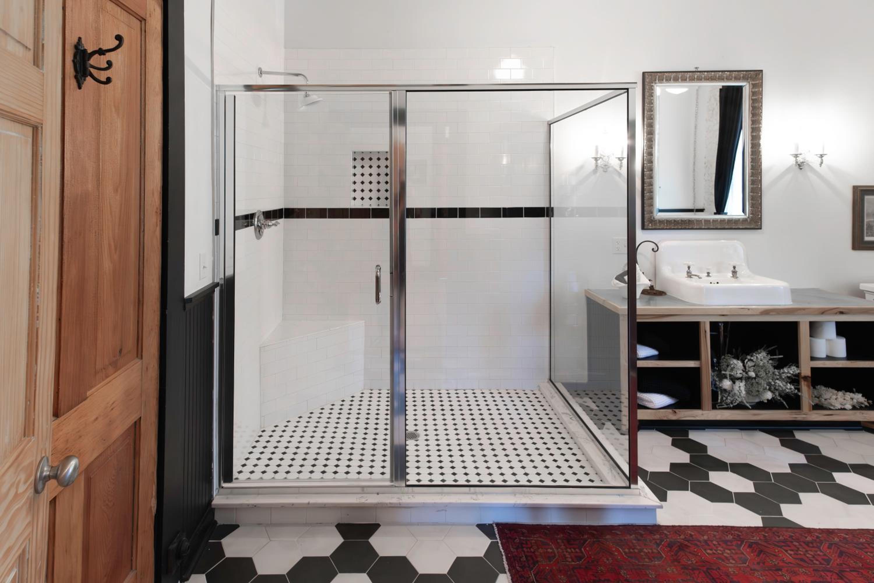 Deluxe King Suite - Photo 5