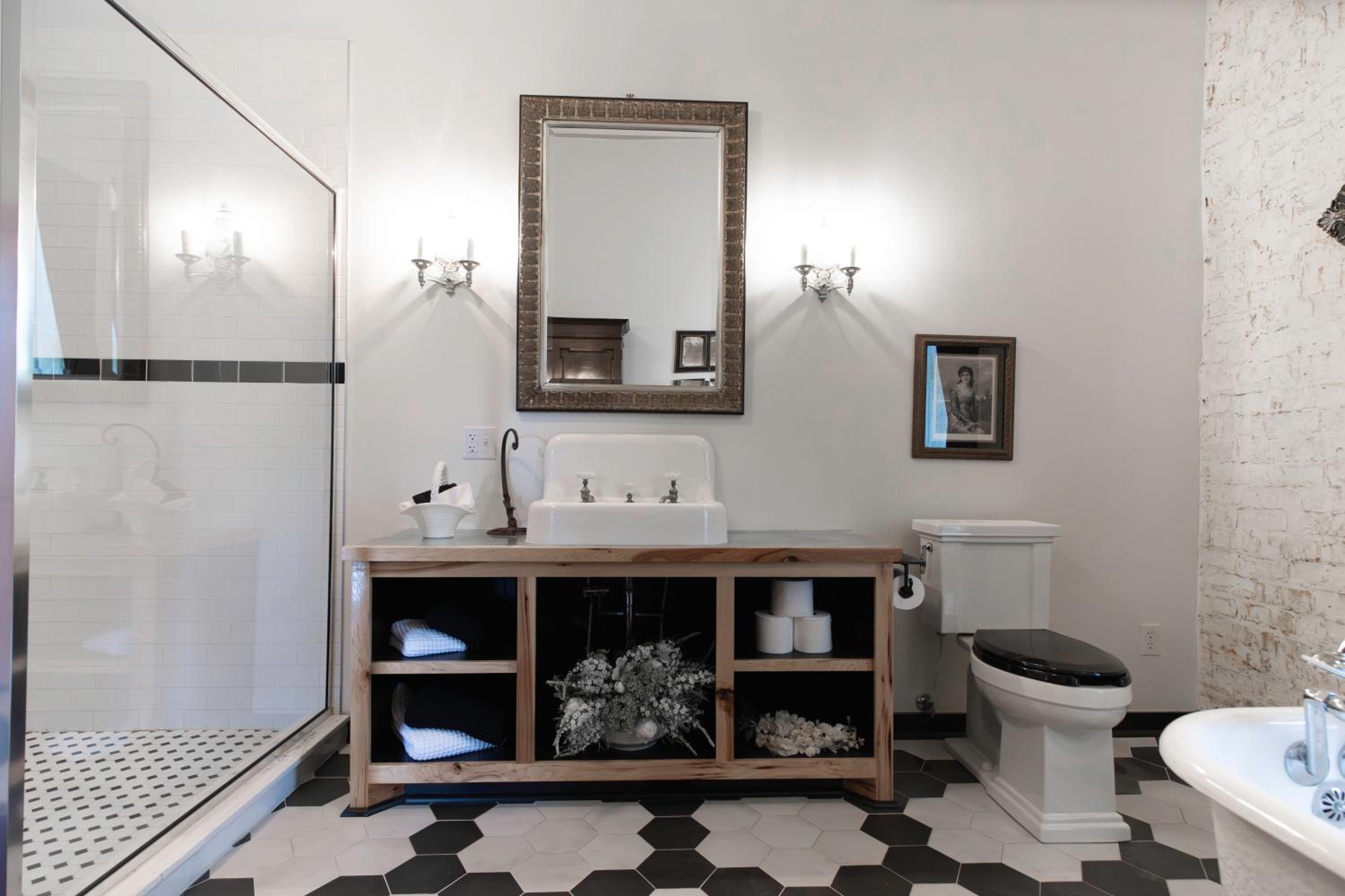 Deluxe King Suite - Photo 6