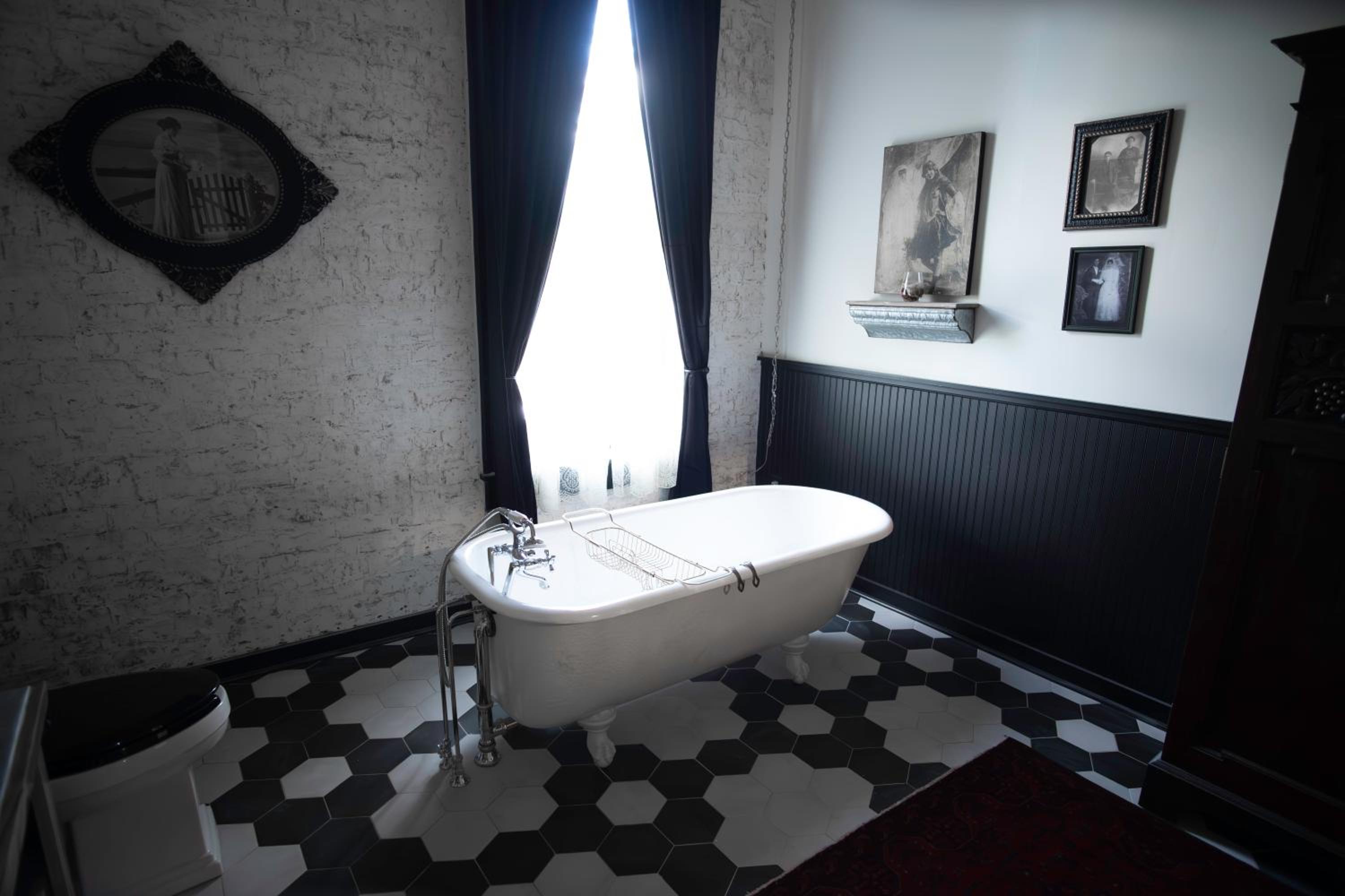 Deluxe King Suite - Photo 7