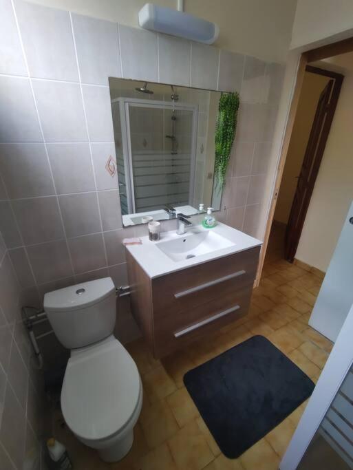 Three-Bedroom House photo 3