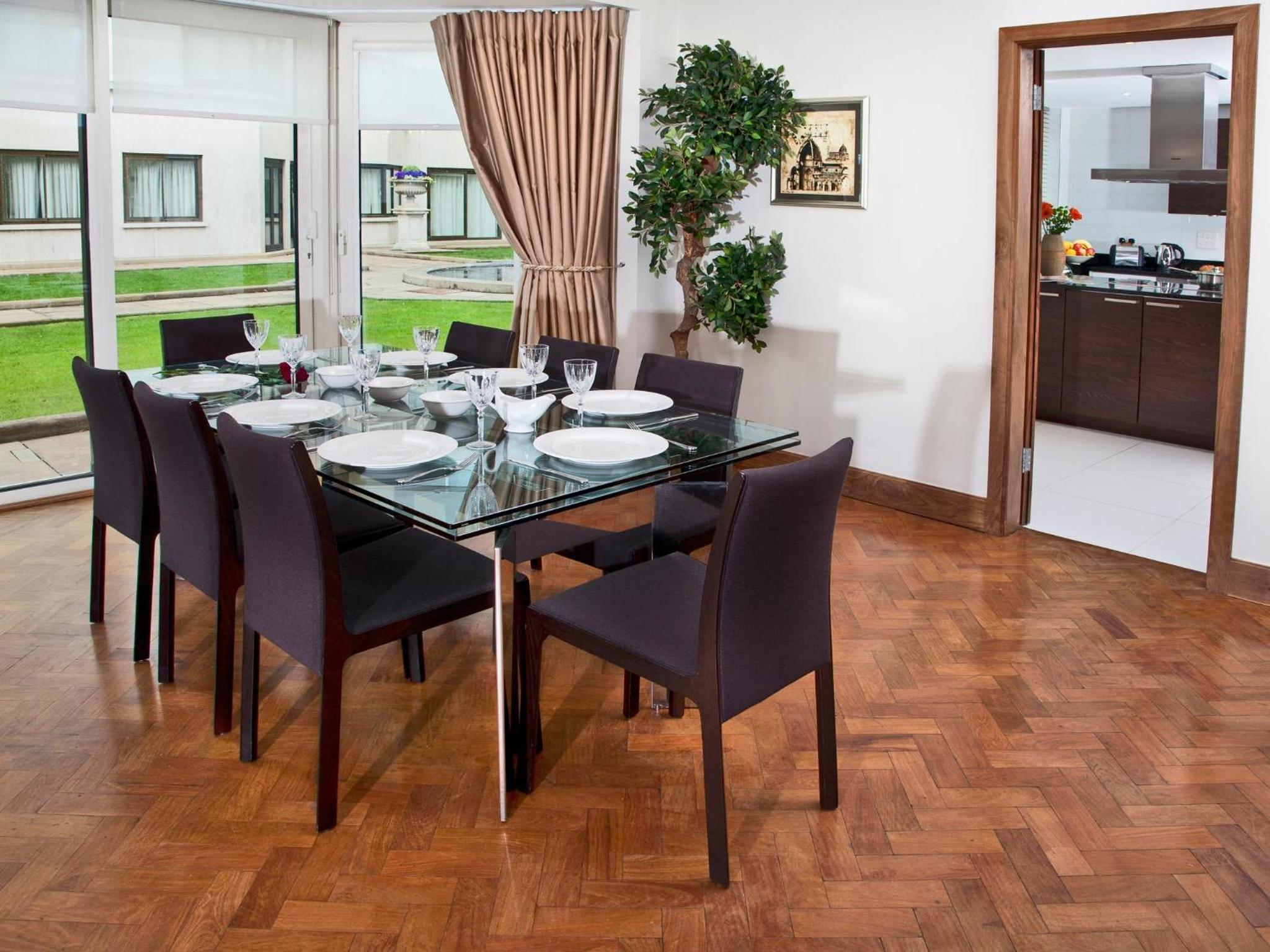 Deluxe Three-Bedroom Apartment with Park View thumbnail 6