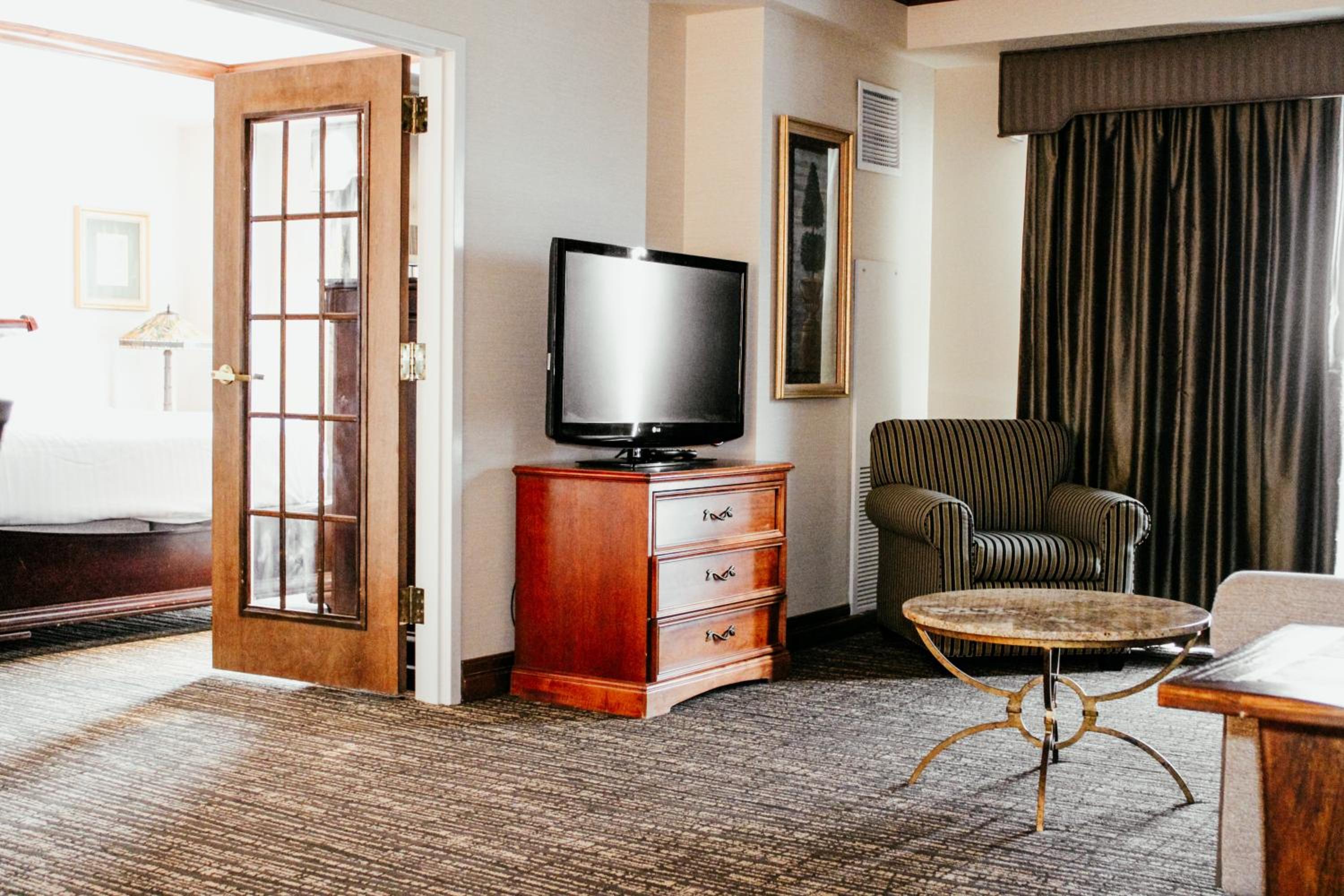 Deluxe King Room - Photo 4