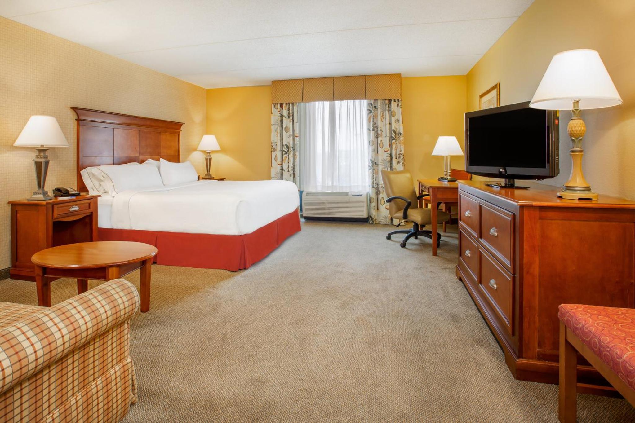 Standard King Room with Sofa Bed - Photo 1