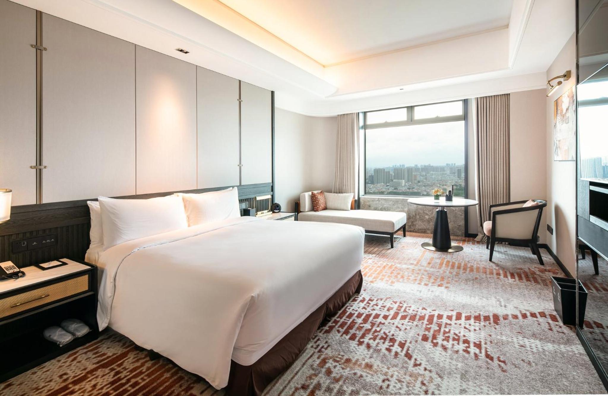 Classic King Room with Club Access - Photo 7