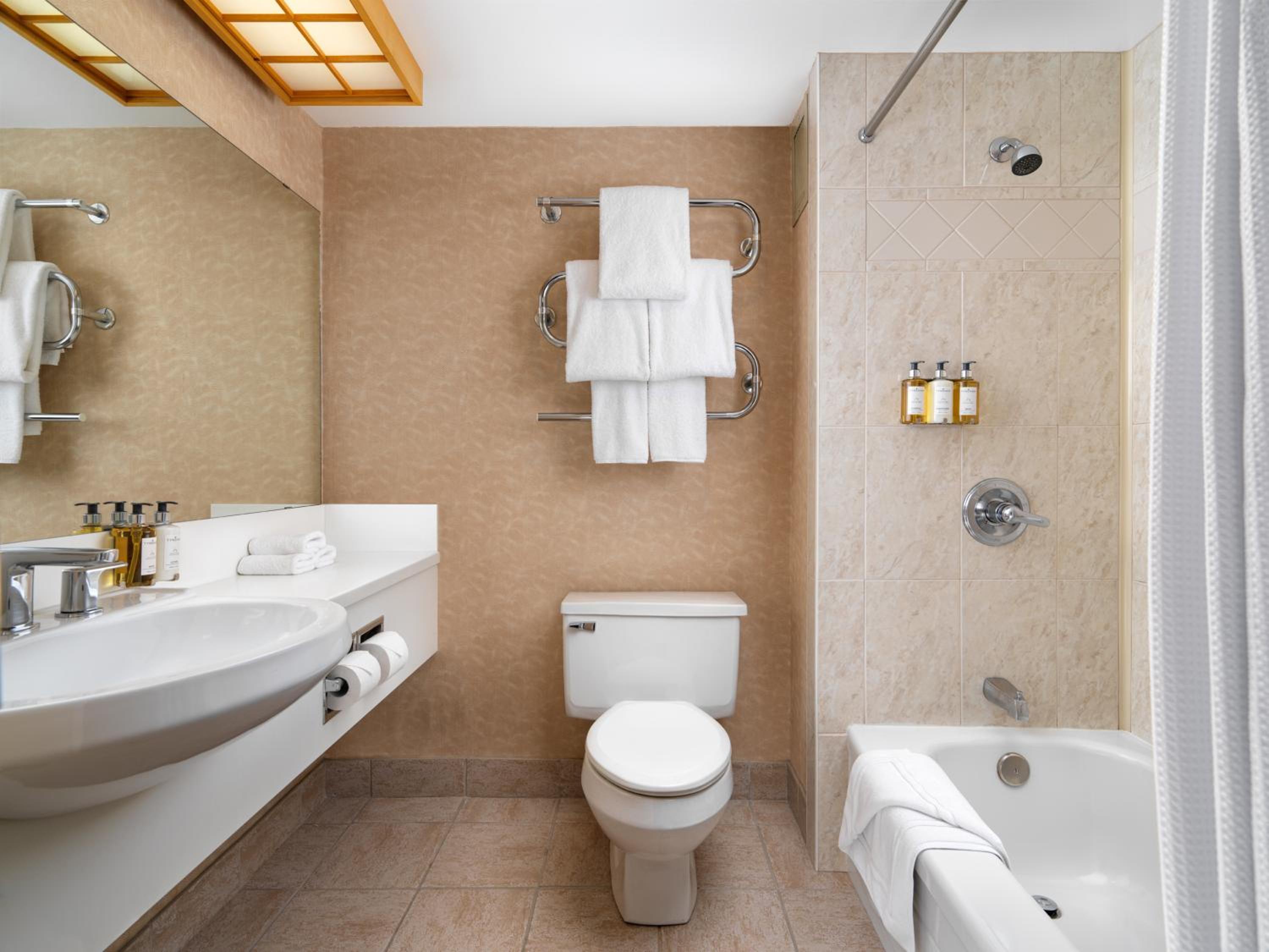 Laurel Wing Inner Harbor King Room photo 3