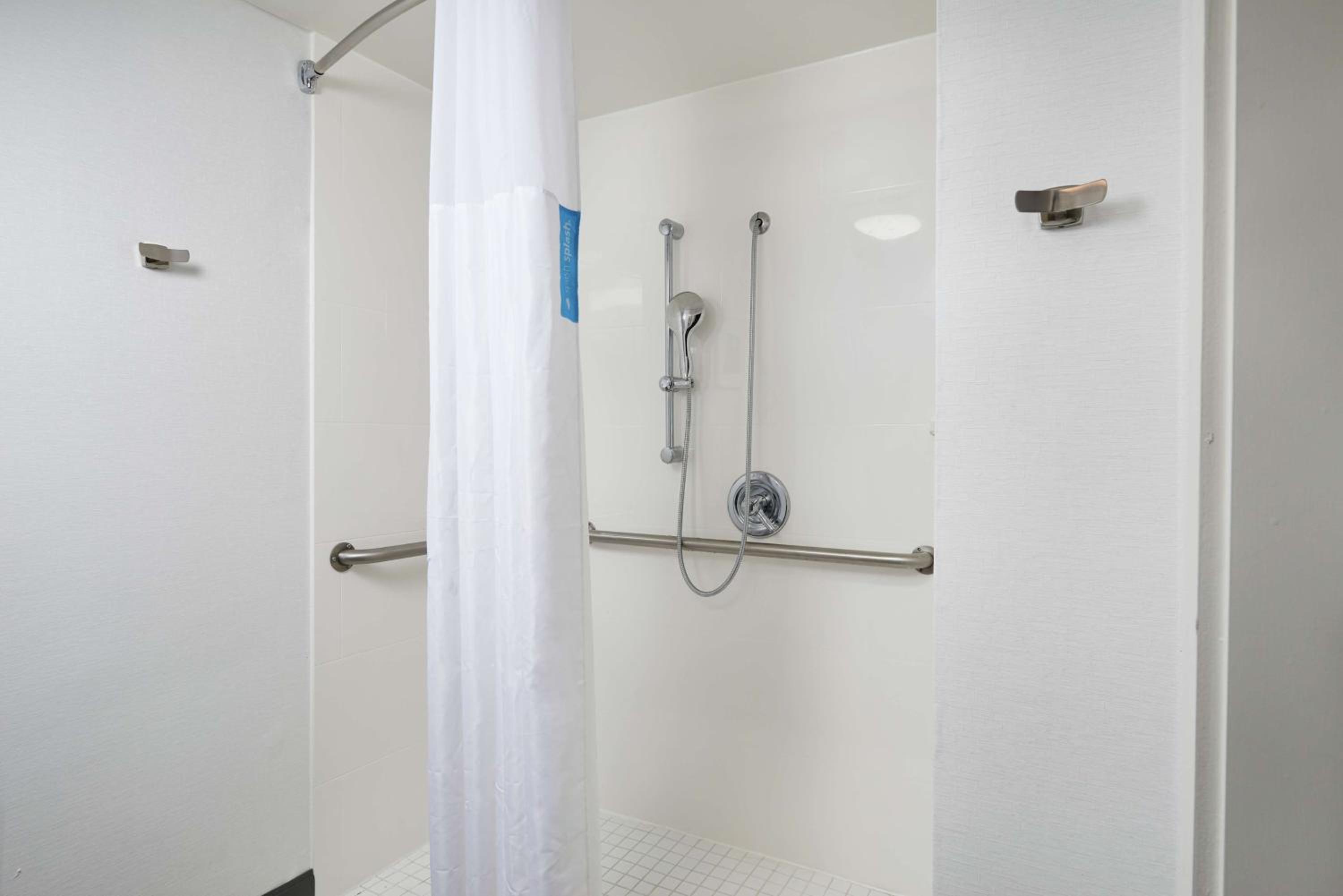 King Room with Roll-In Shower - Mobility Access/Non-Smoking - Photo 6