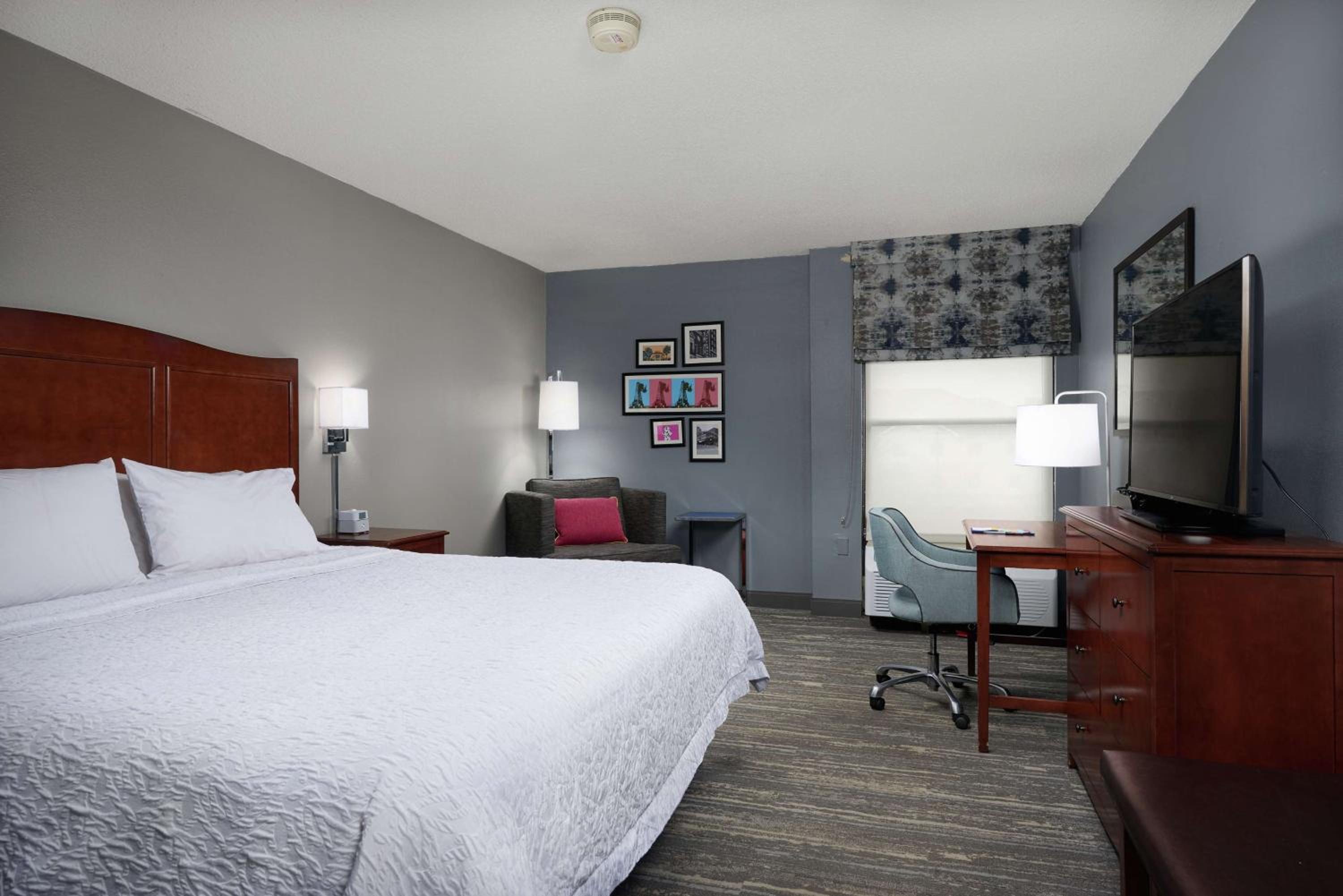 King Room with King Bed - Non-Smoking - Photo 1