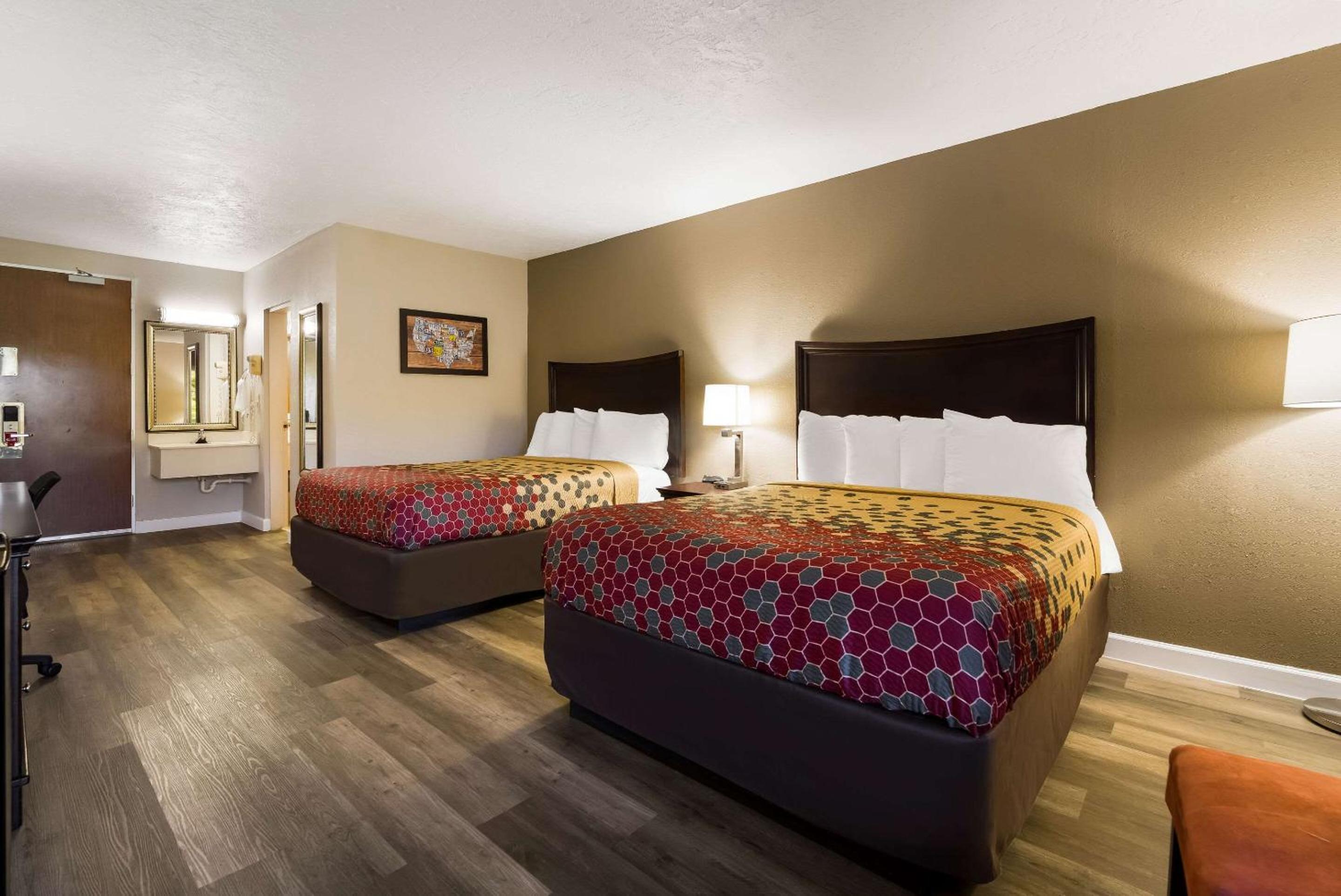 2 Queen Beds Non-Smoking - Photo 9