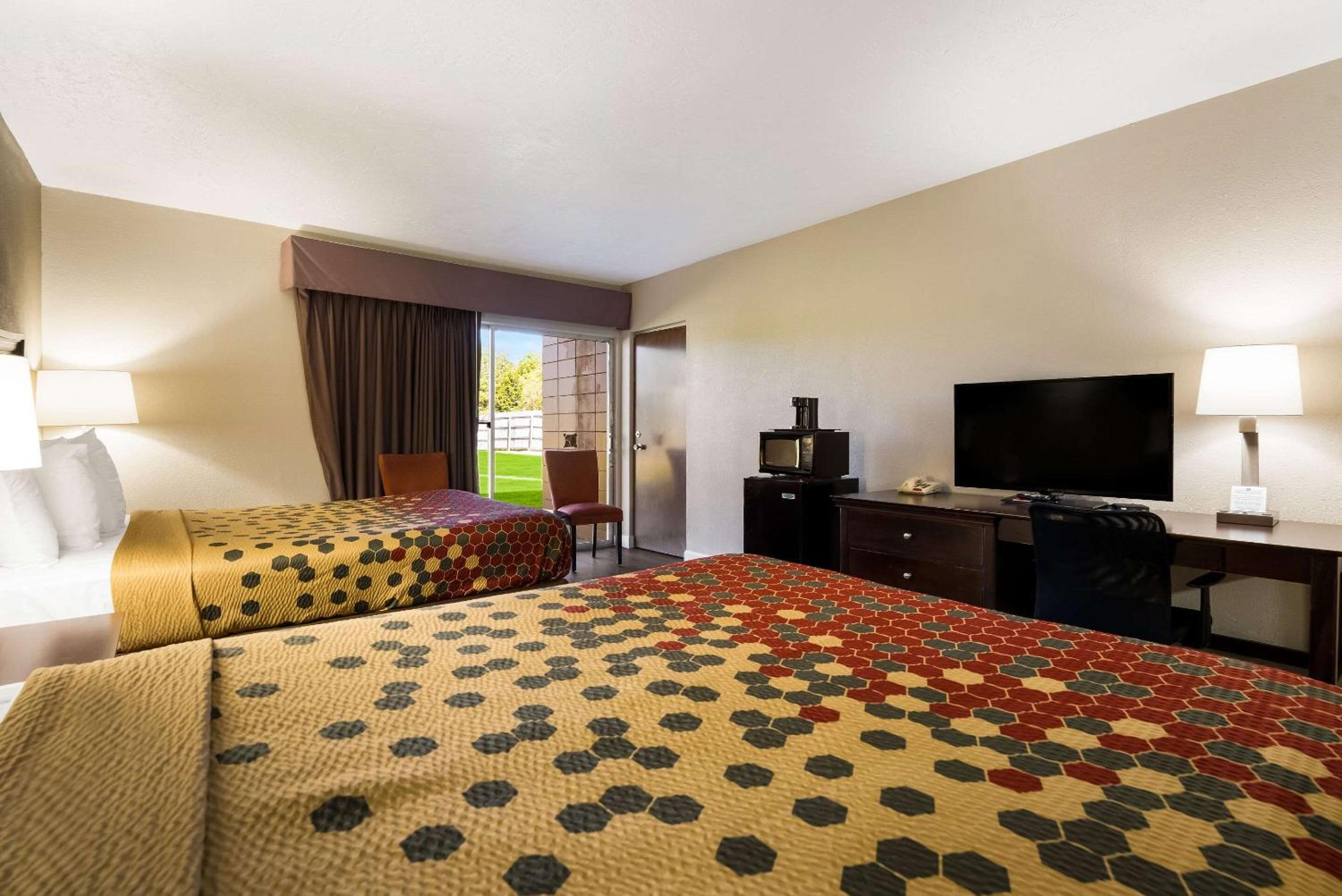2 Queen Beds Non-Smoking - Photo 6