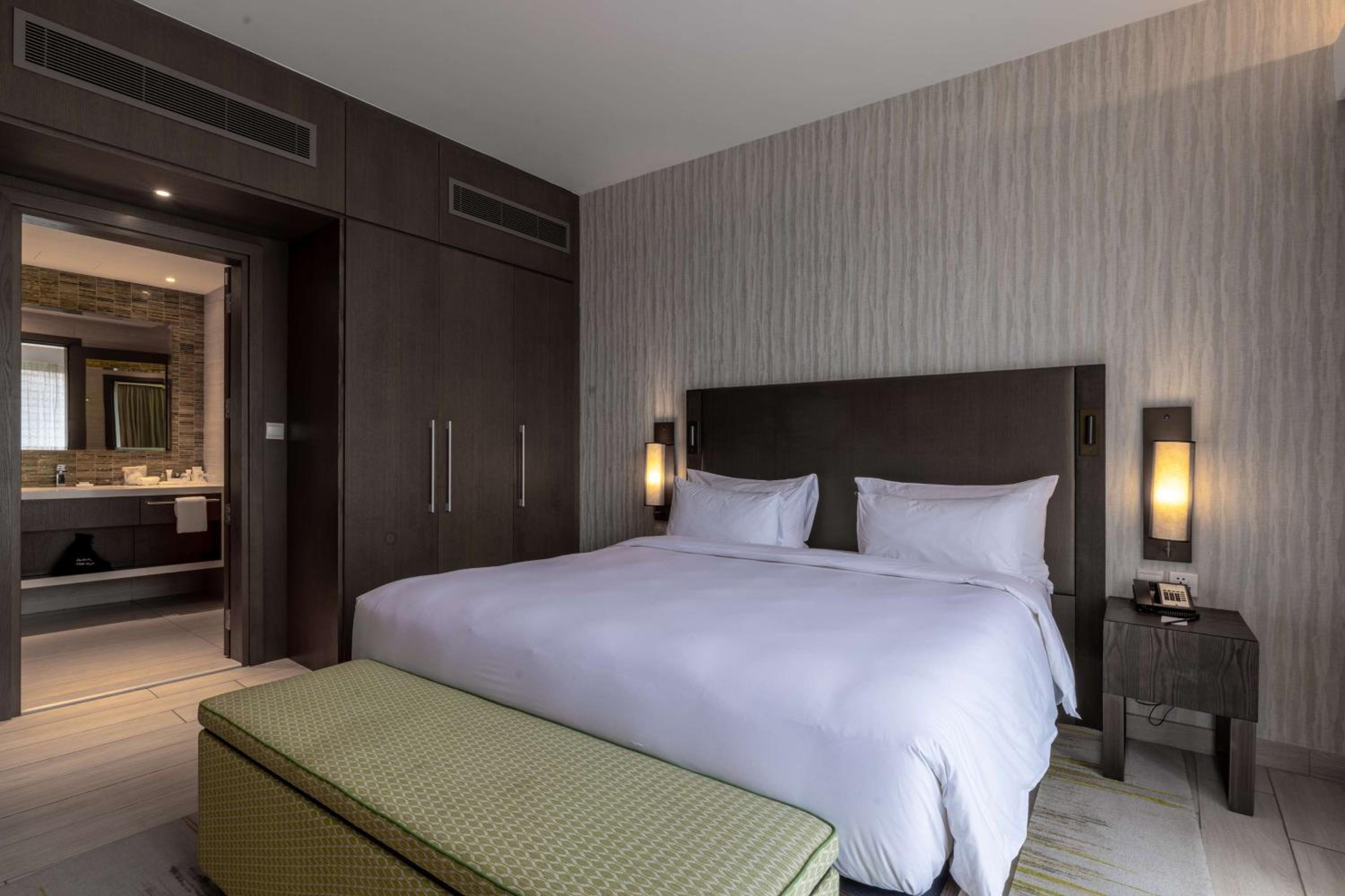 One-Bedroom Suite with Lounge Access - Photo 2