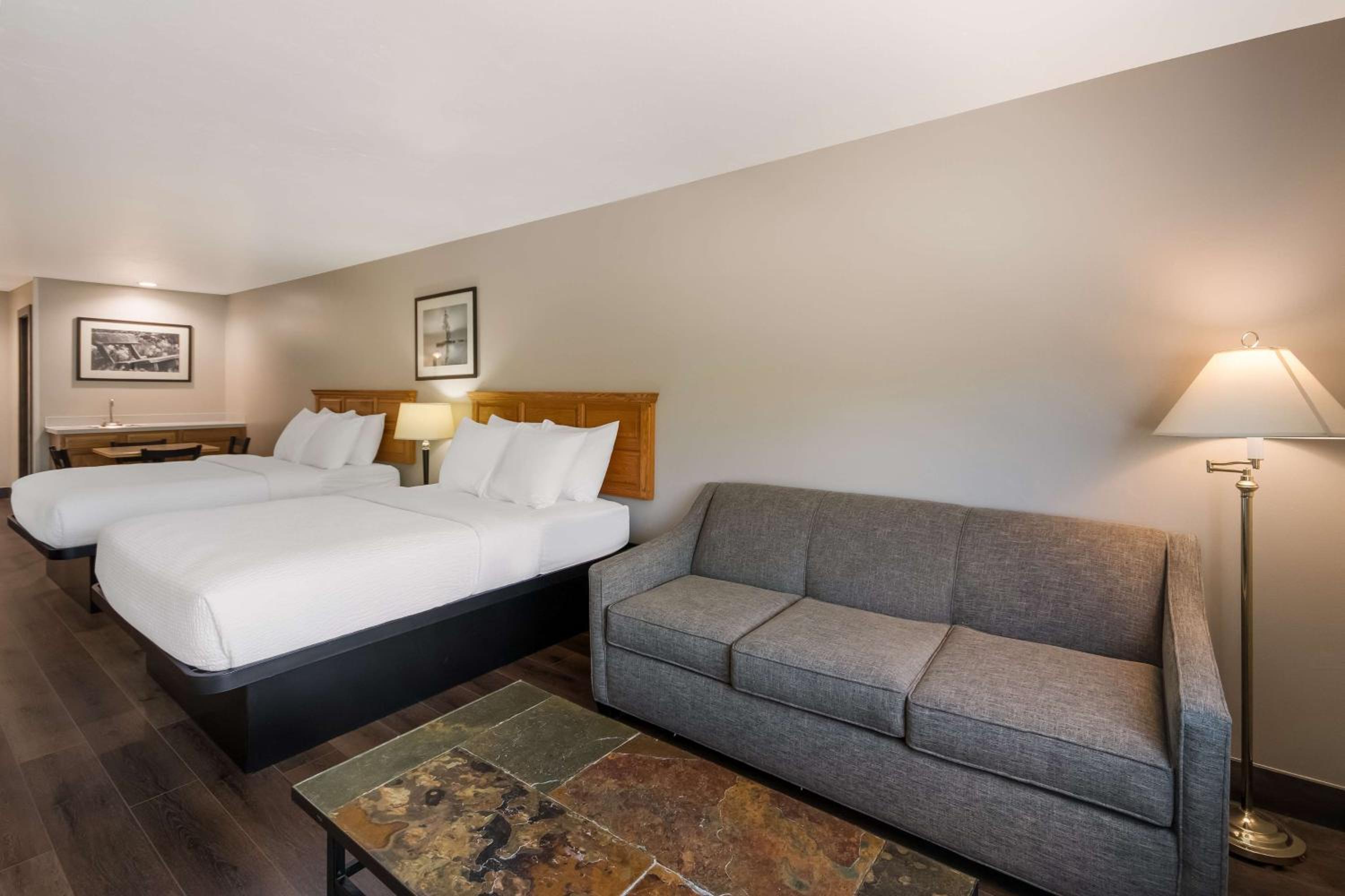 Queen Suite with Two Queen Beds - Non-Smoking - Photo 8