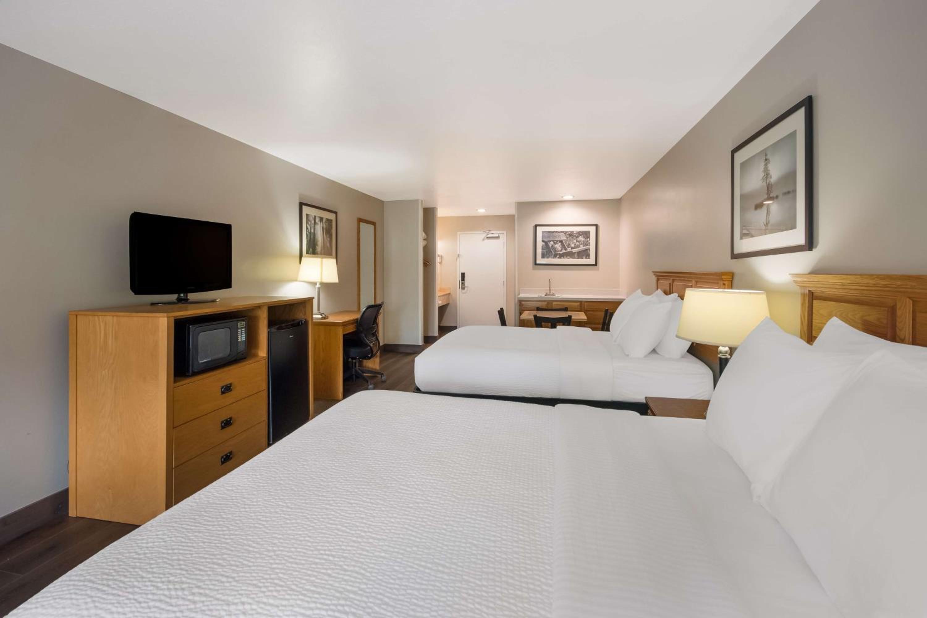 Queen Suite with Two Queen Beds - Non-Smoking - Photo 2