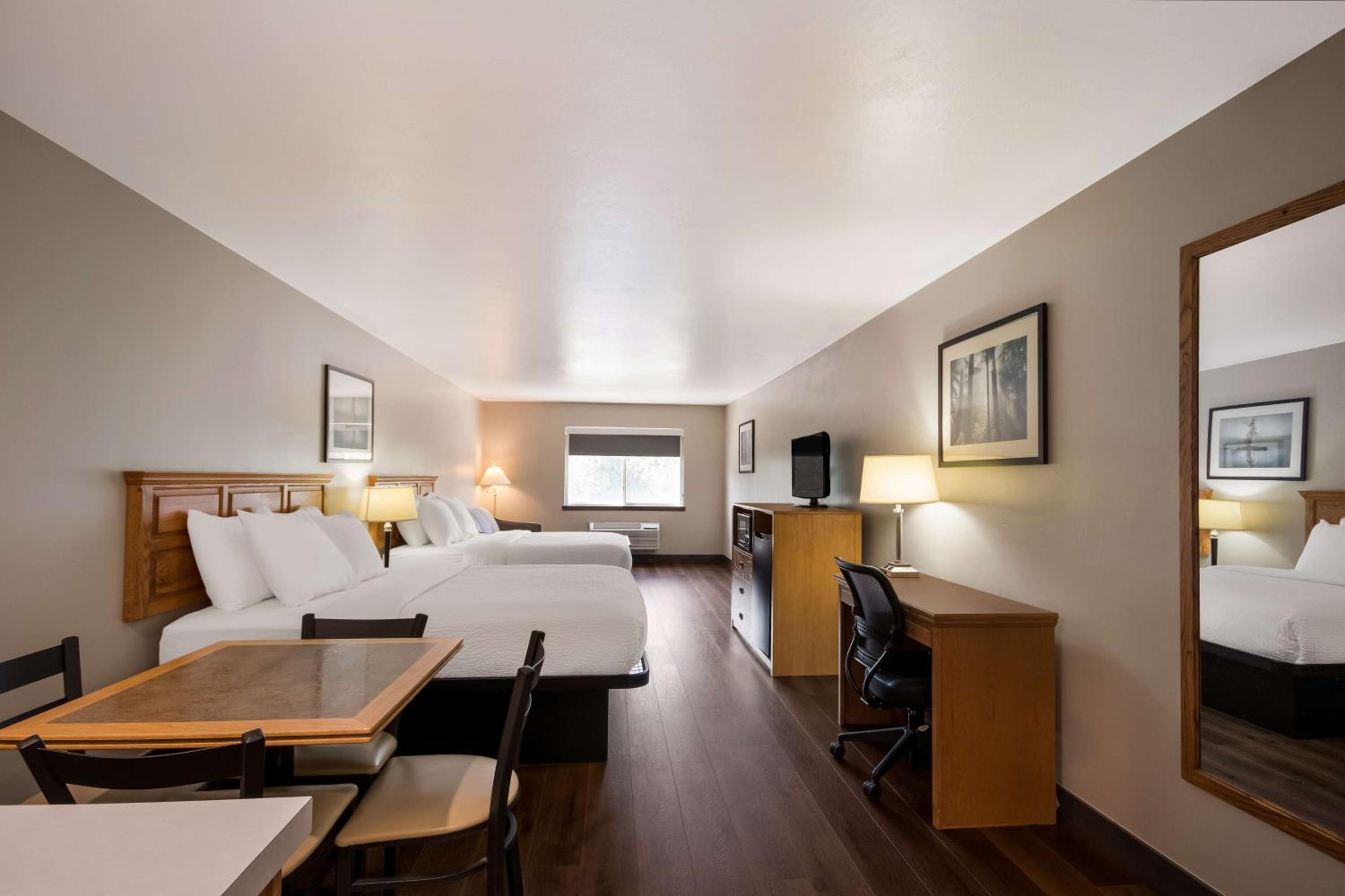 Queen Suite with Two Queen Beds - Non-Smoking - Photo 9