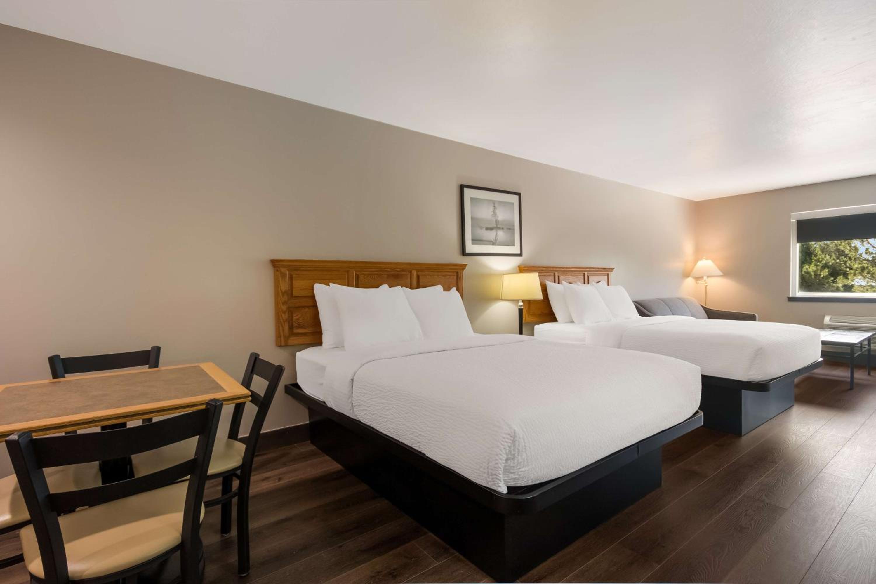 Queen Suite with Two Queen Beds - Non-Smoking - Photo 7