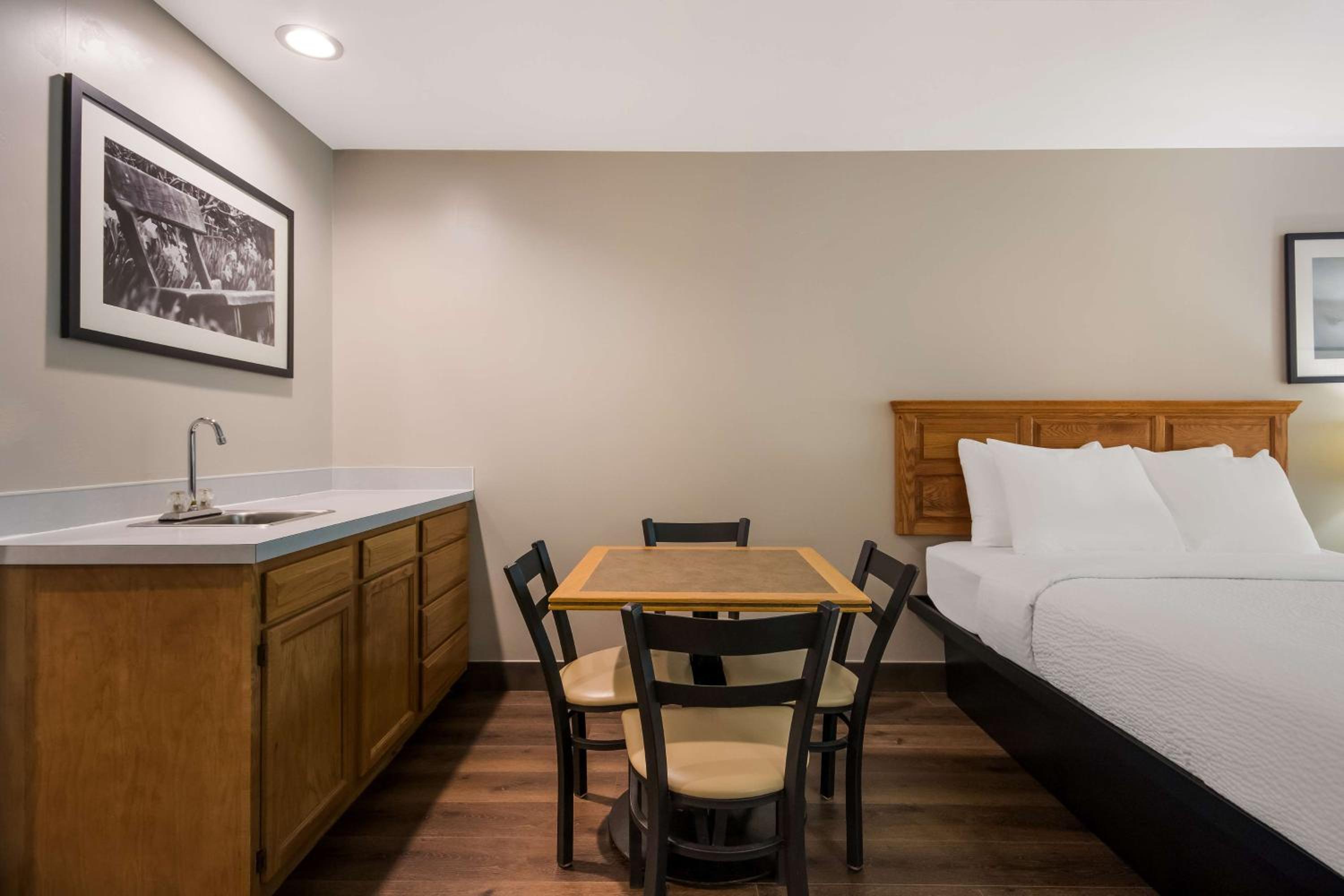 Queen Suite with Two Queen Beds - Non-Smoking - Photo 6