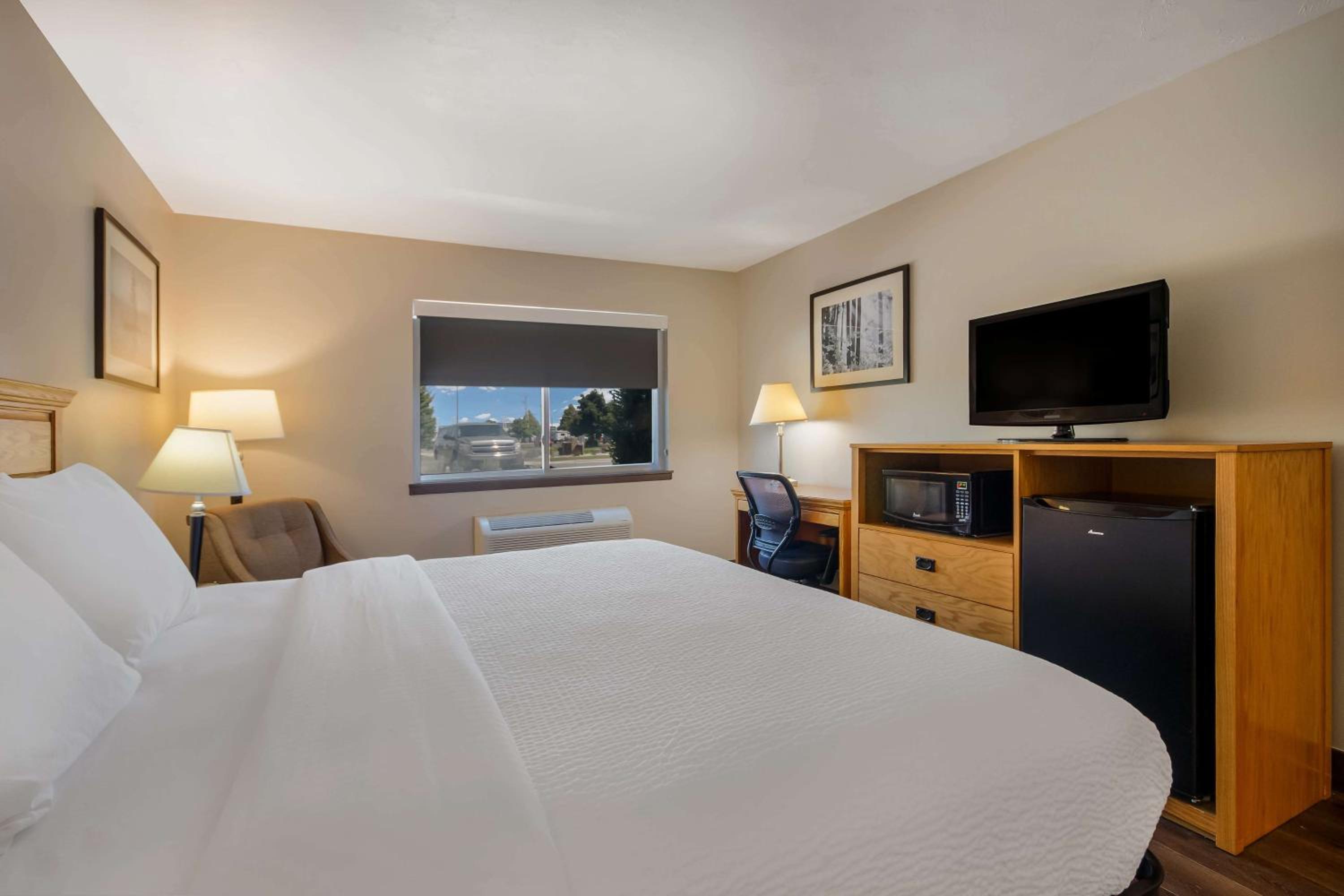 King Room with Bath Tub - Disability Access/Non-Smoking  - Photo 4