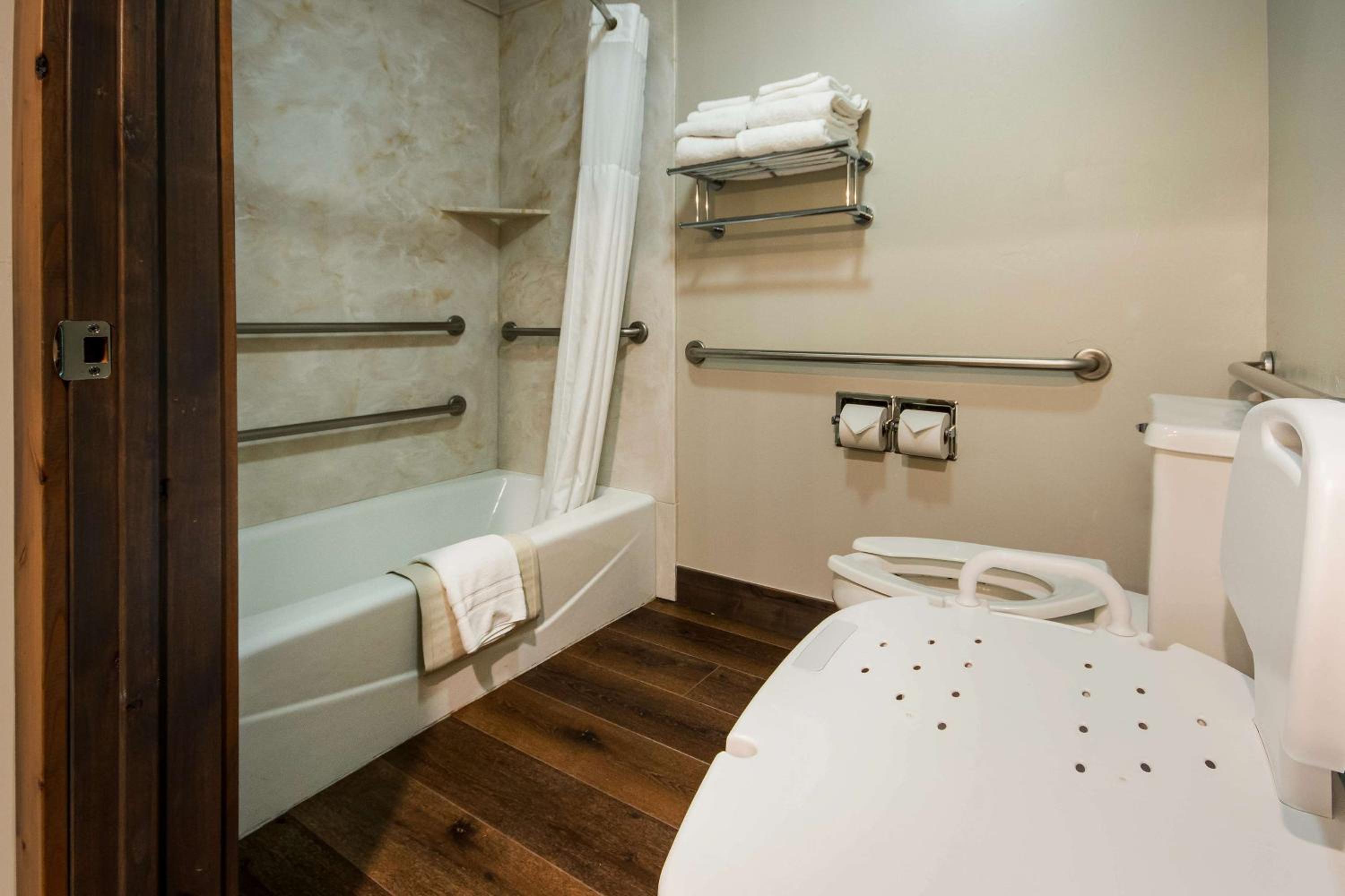 Queen Room with Two Queen Beds and Bath Tub - Disability Access/Non-Smoking  - Photo 5