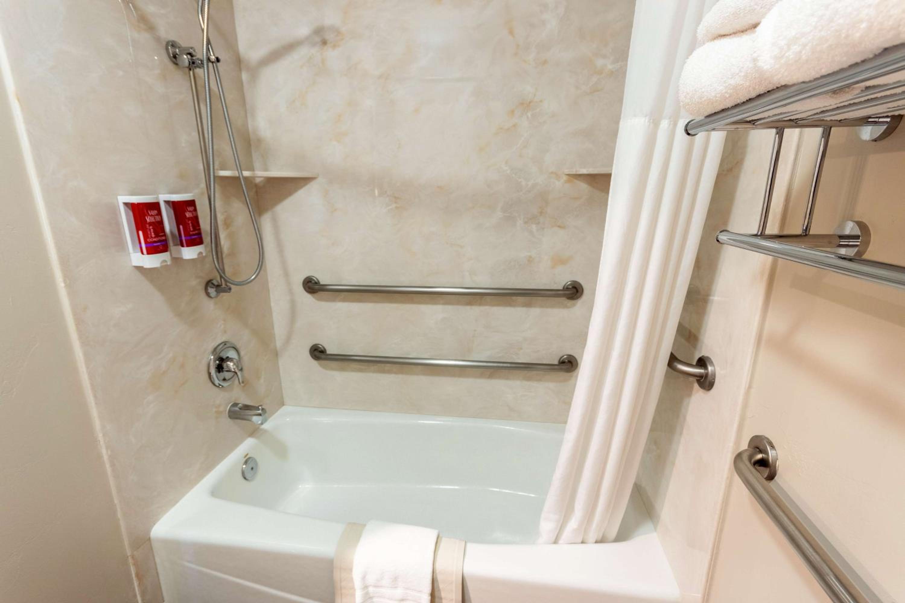 Queen Room with Two Queen Beds and Bath Tub - Disability Access/Non-Smoking  - Photo 3