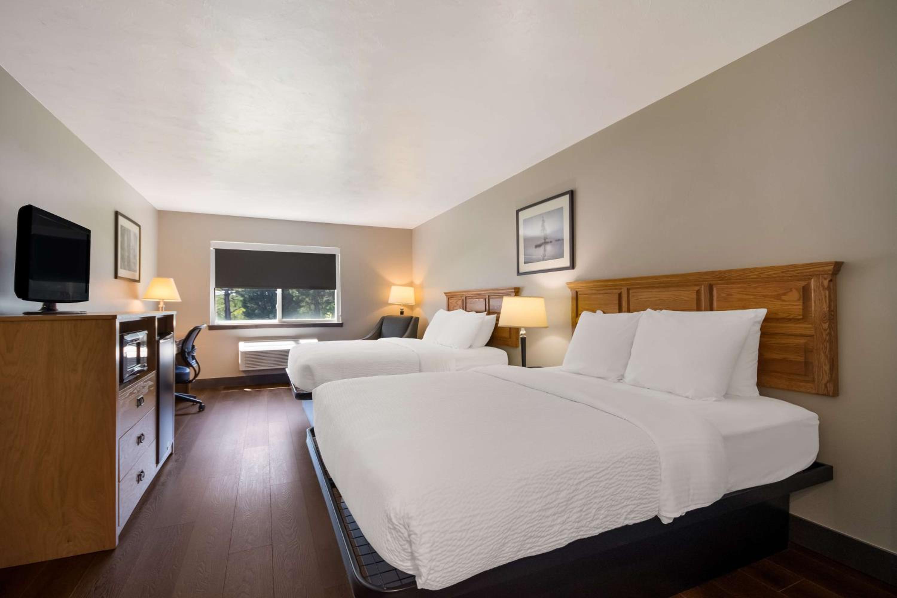 Queen Room with Two Queen Beds - Non-Smoking - Photo 1