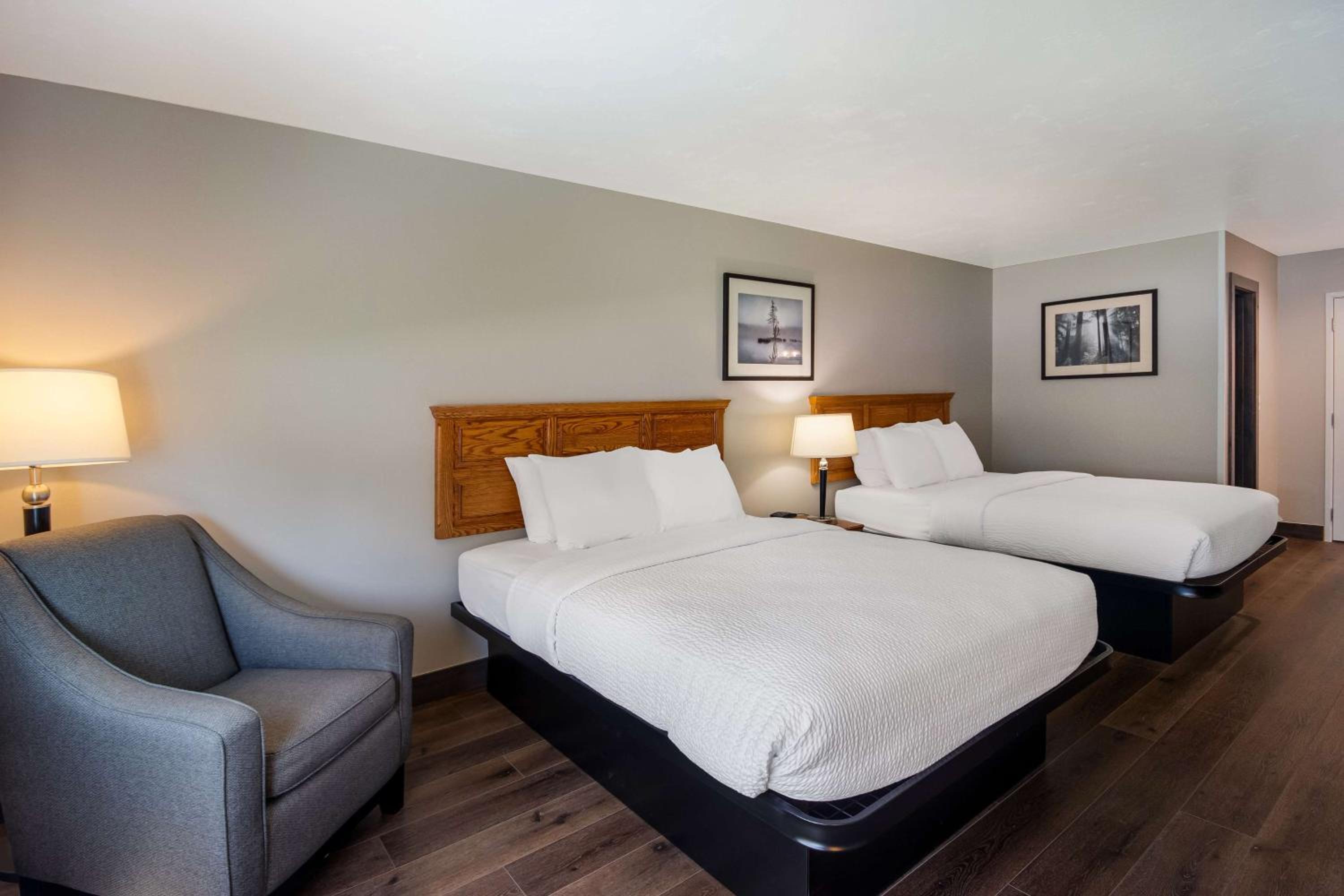 Queen Room with Two Queen Beds - Non-Smoking - Photo 4