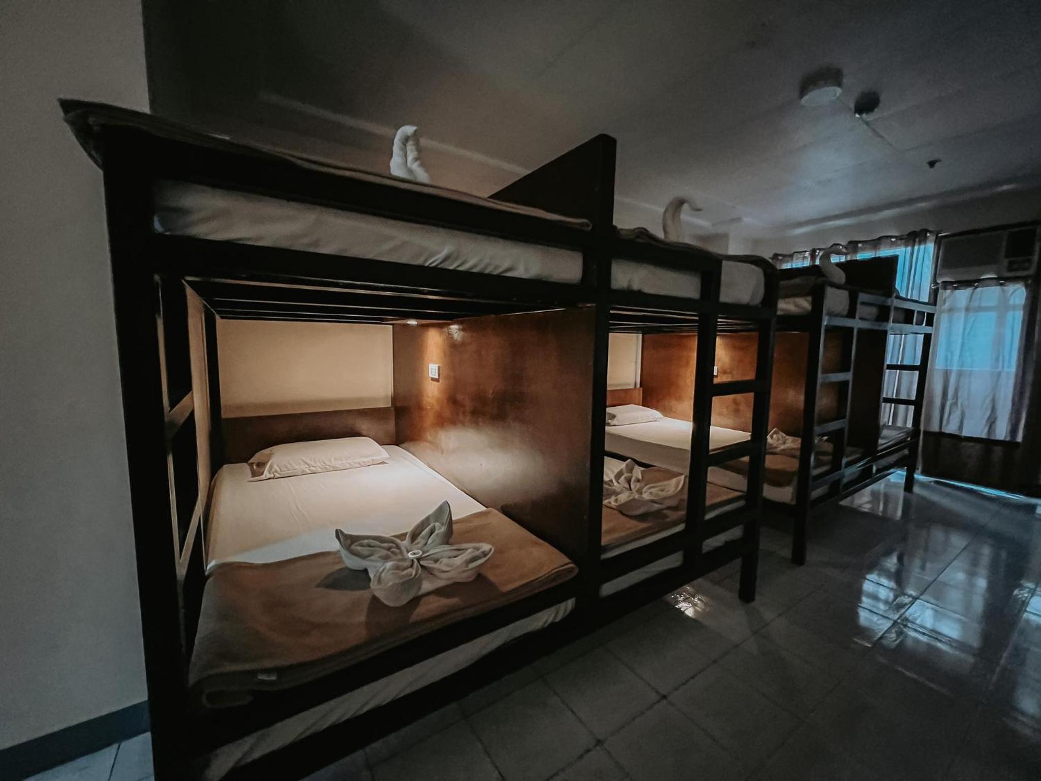 8-Bed Mixed Dormitory Room photo 3