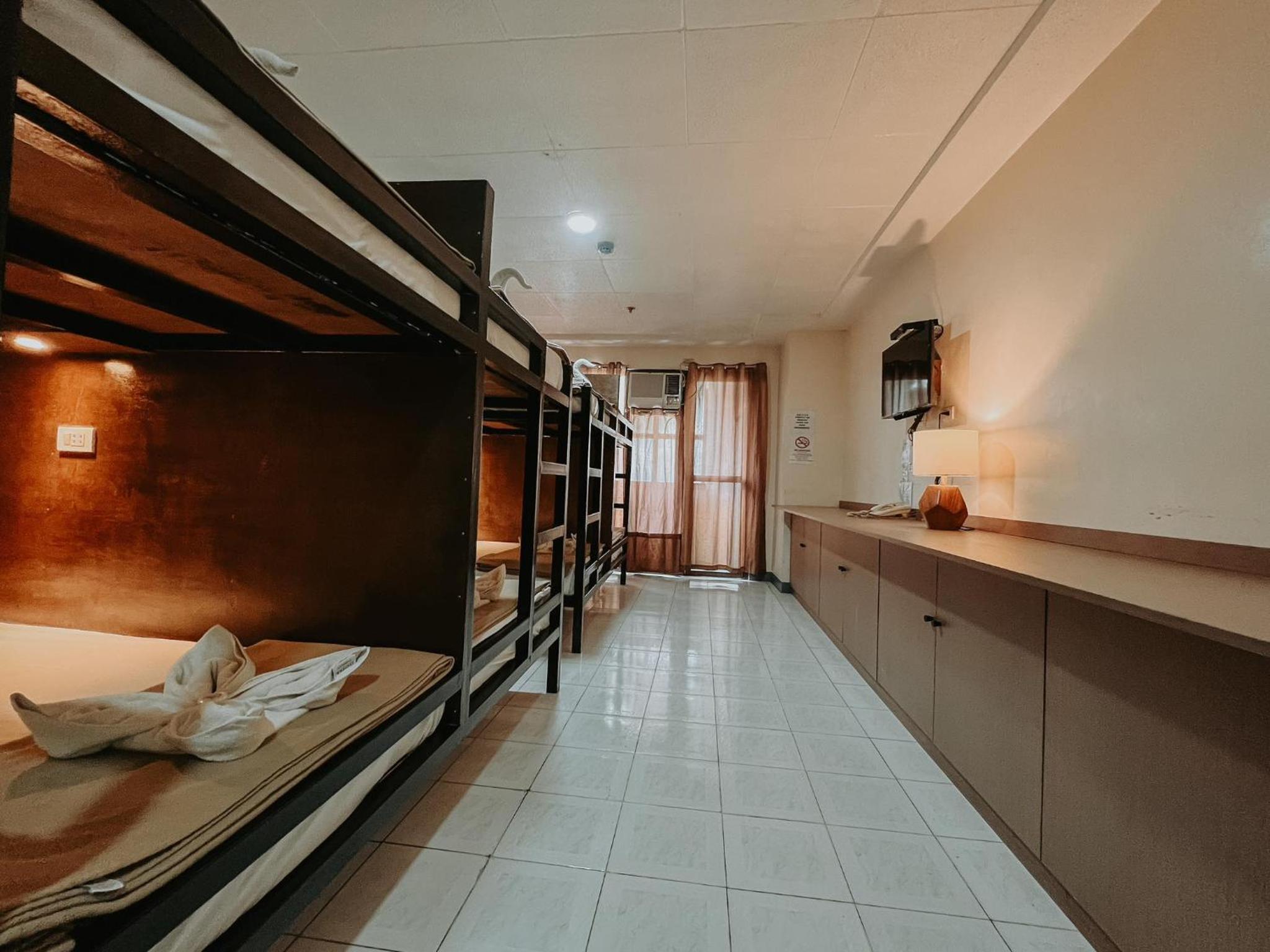 8-Bed Mixed Dormitory Room photo 2