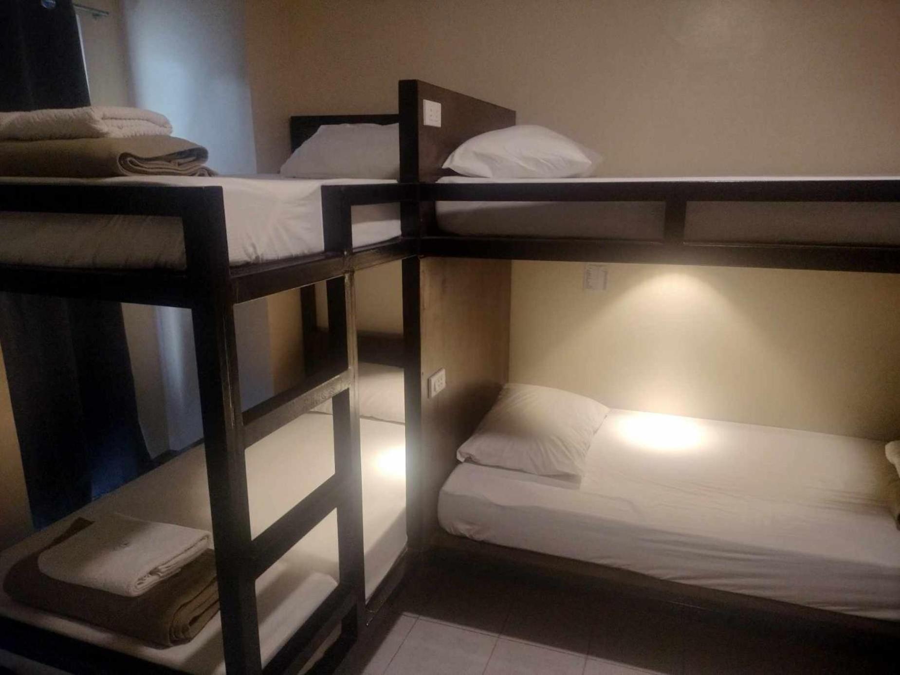 6-Bed Mixed Dormitory Room photo 2