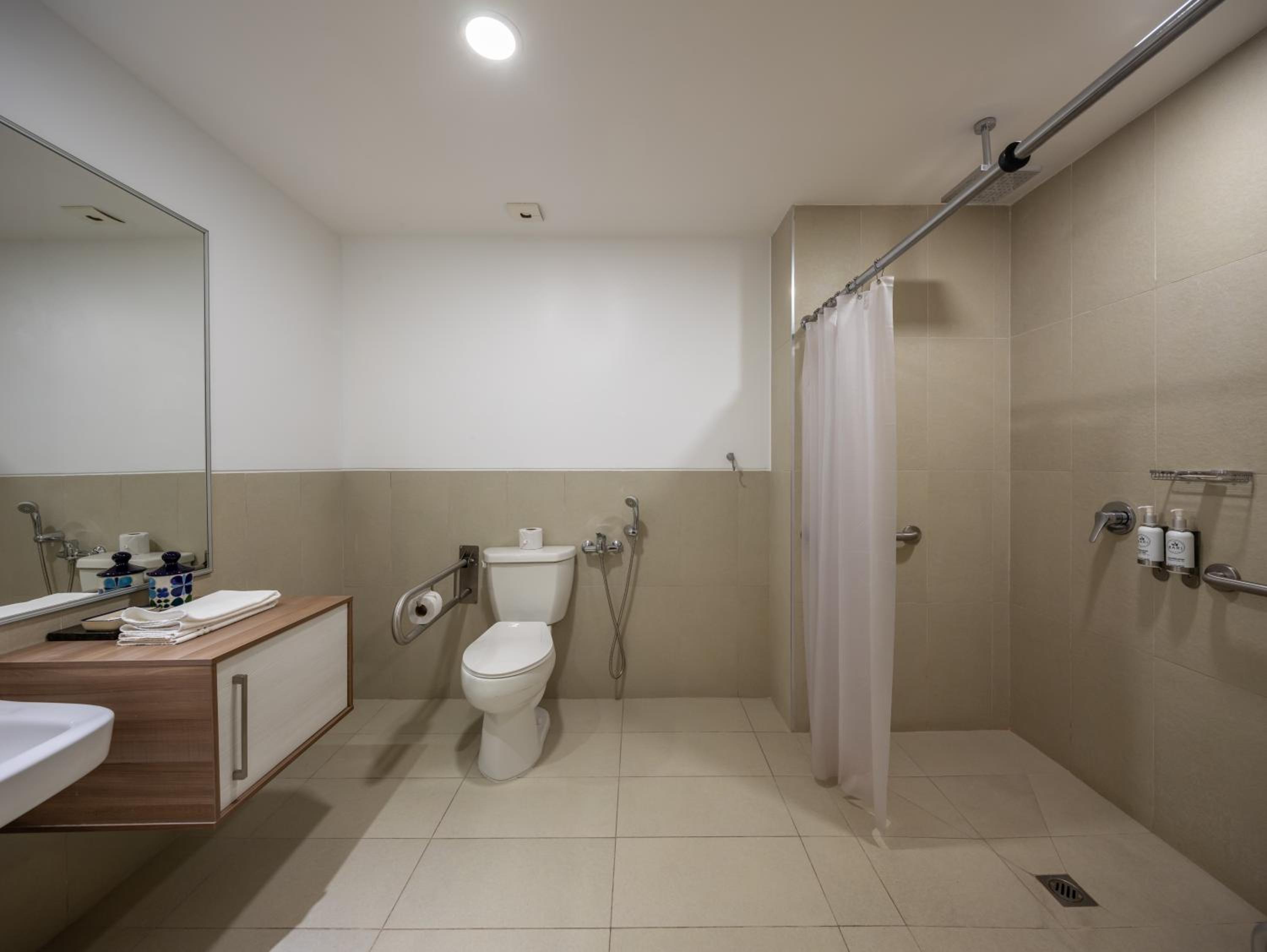 Queen Room - Disability Access photo 2