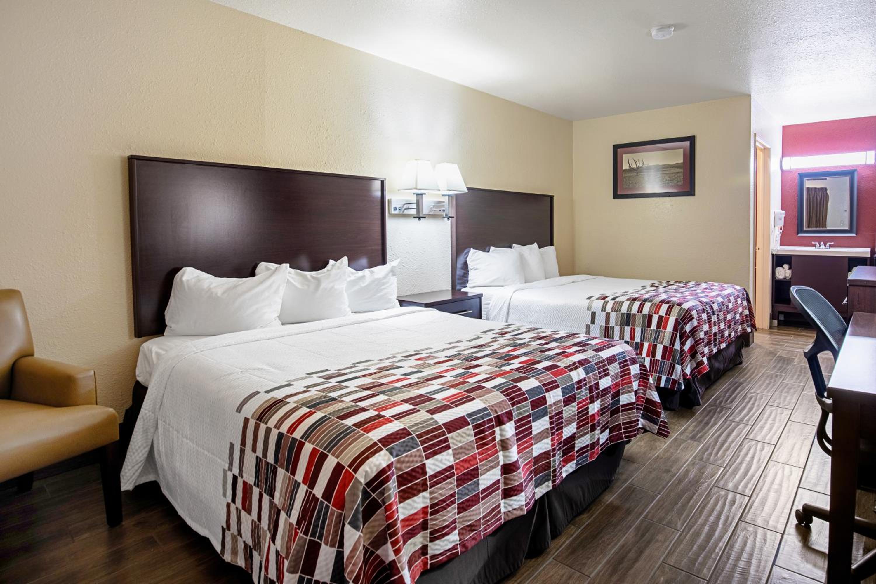 Queen Room with Two Queen Beds - Non-Smoking - Photo 2