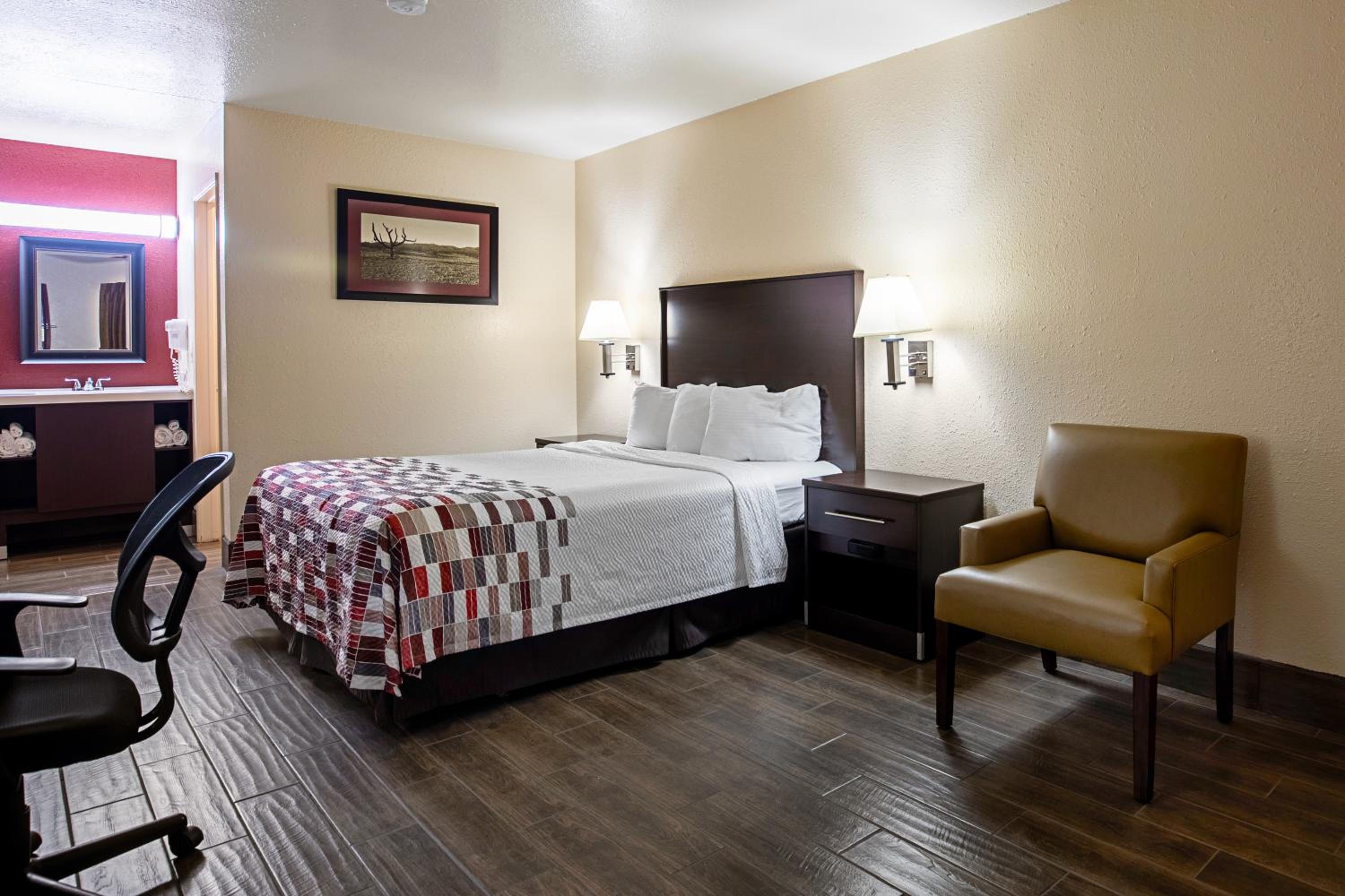 Queen Room - Non-Smoking - Photo 2