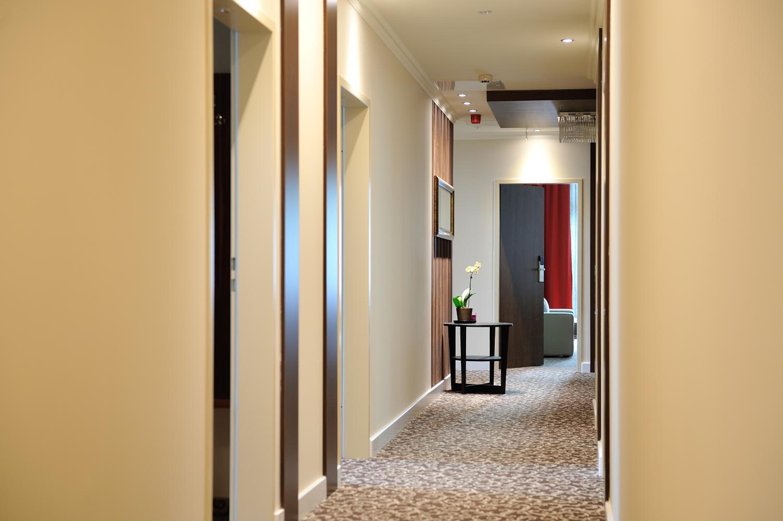 Deluxe Double Room with Shower - Photo 6