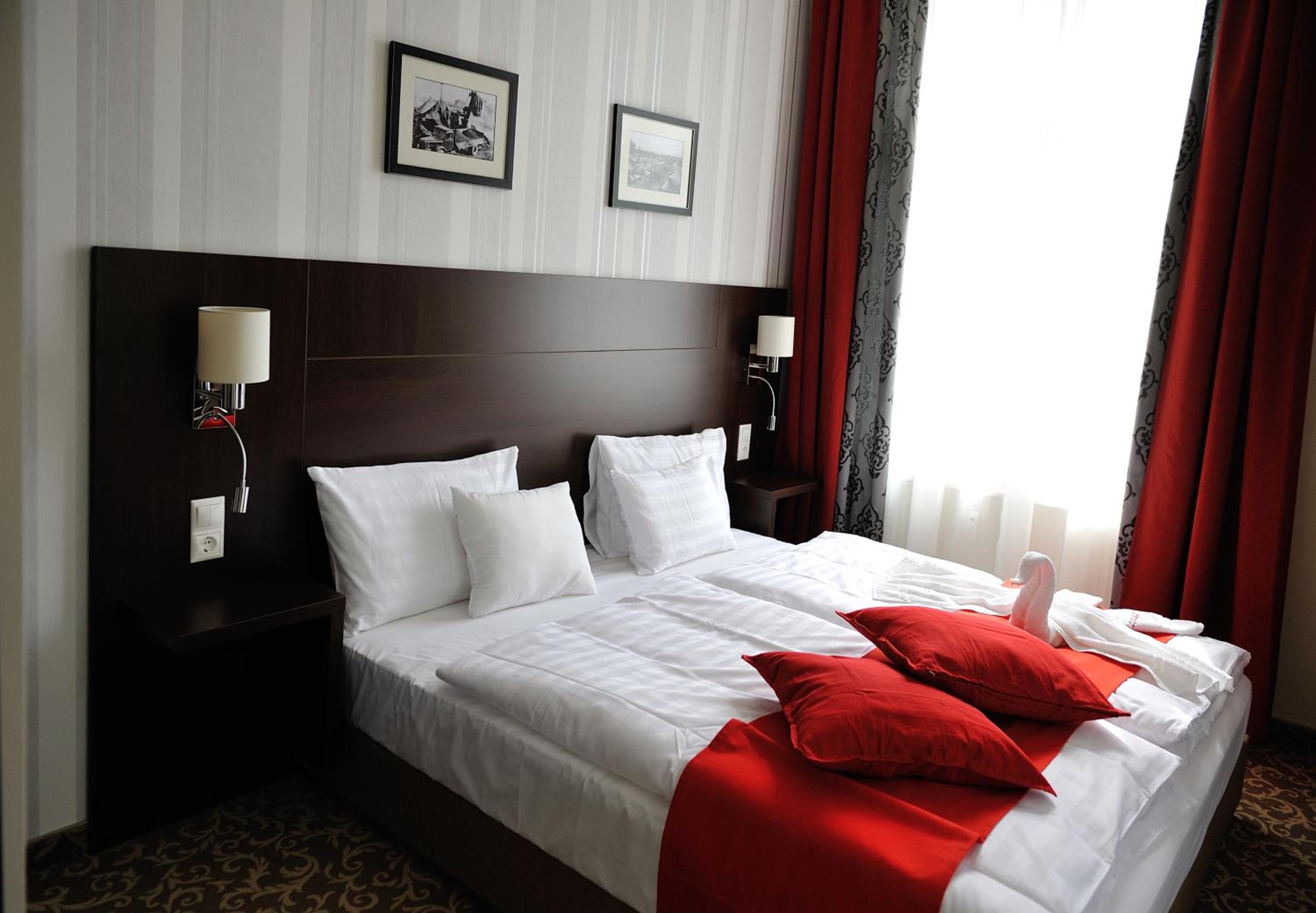 Deluxe Double Room with Shower - Photo 5