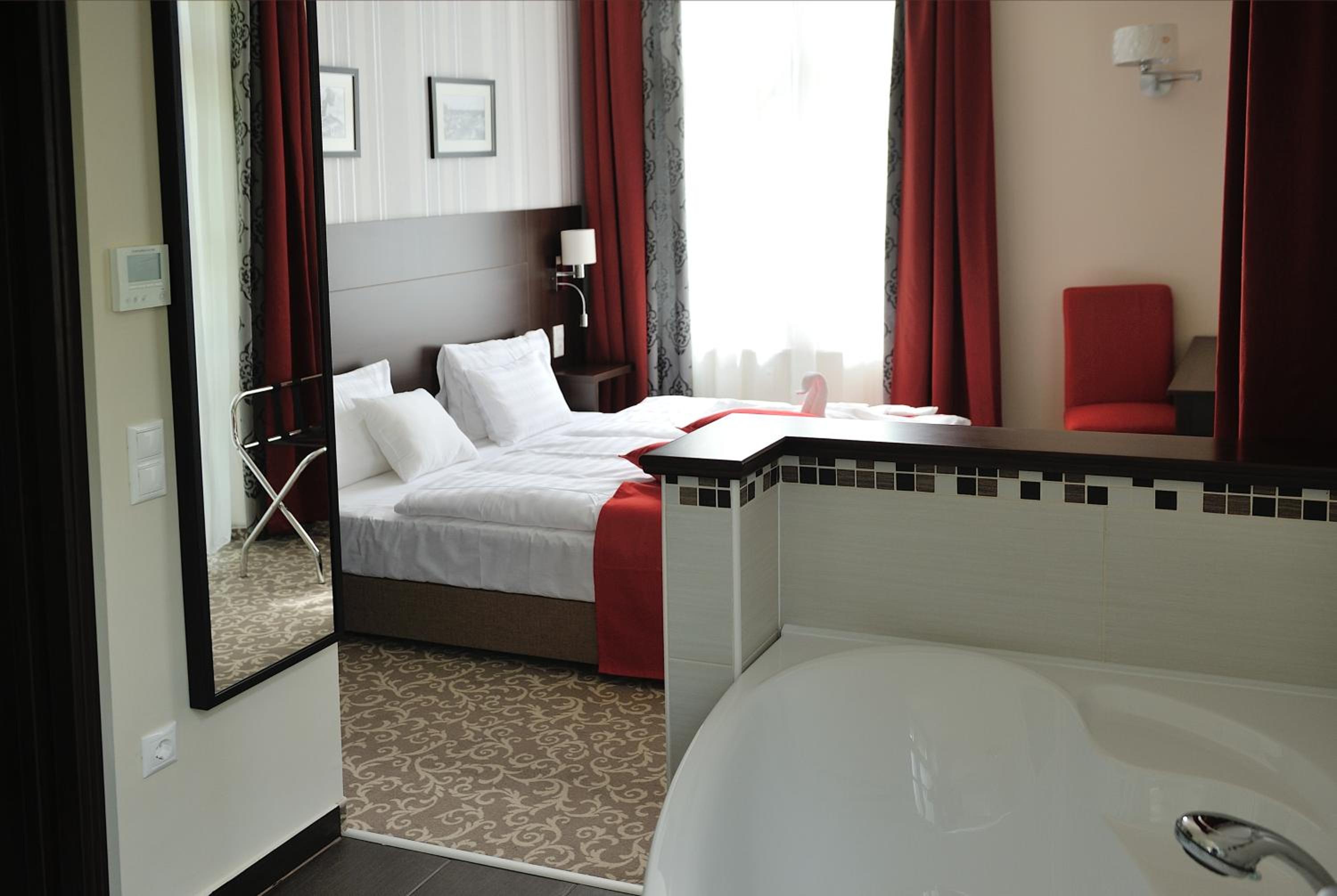 Suite - Photo 1