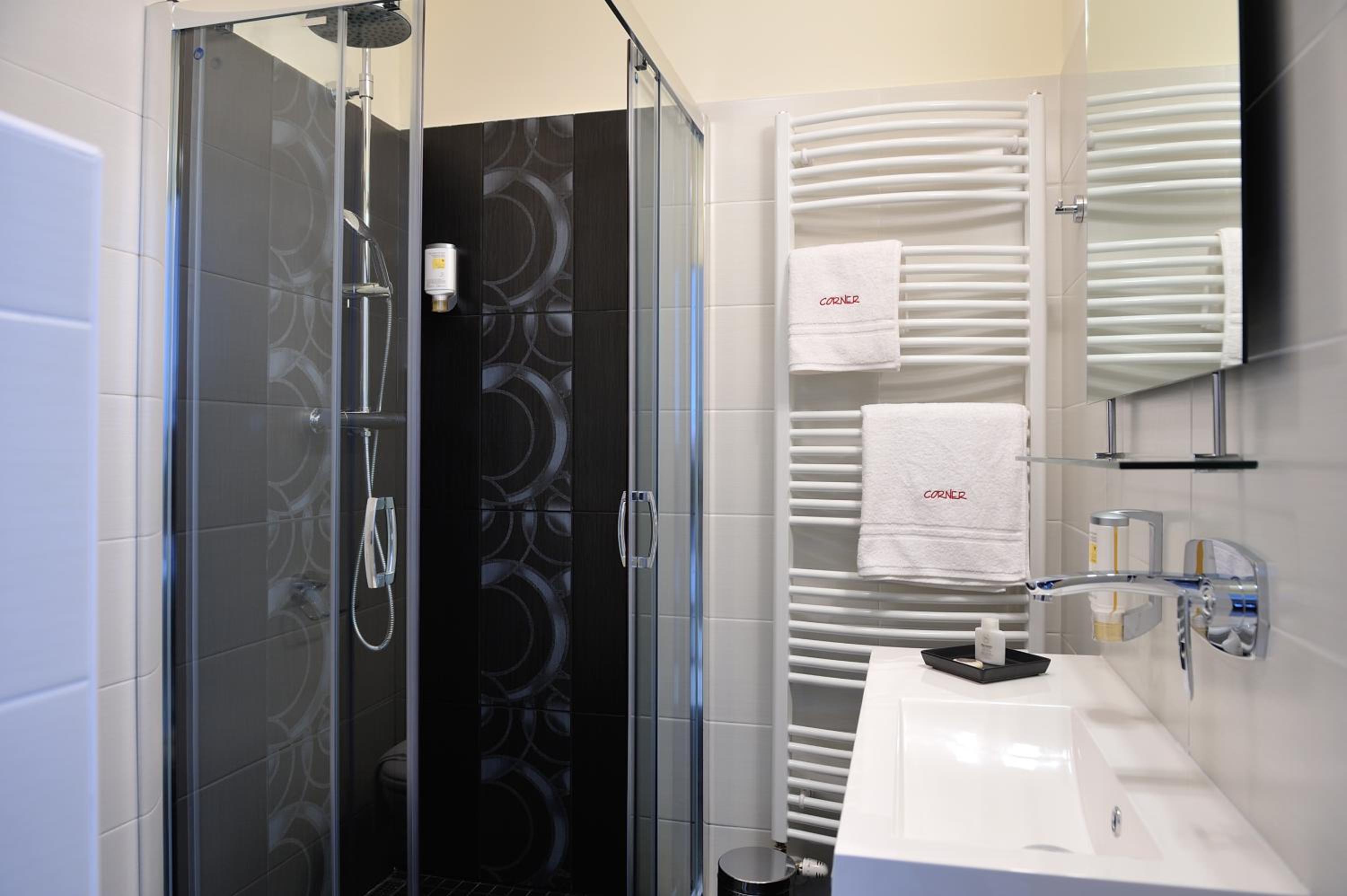 Deluxe Double Room with Shower - Photo 4