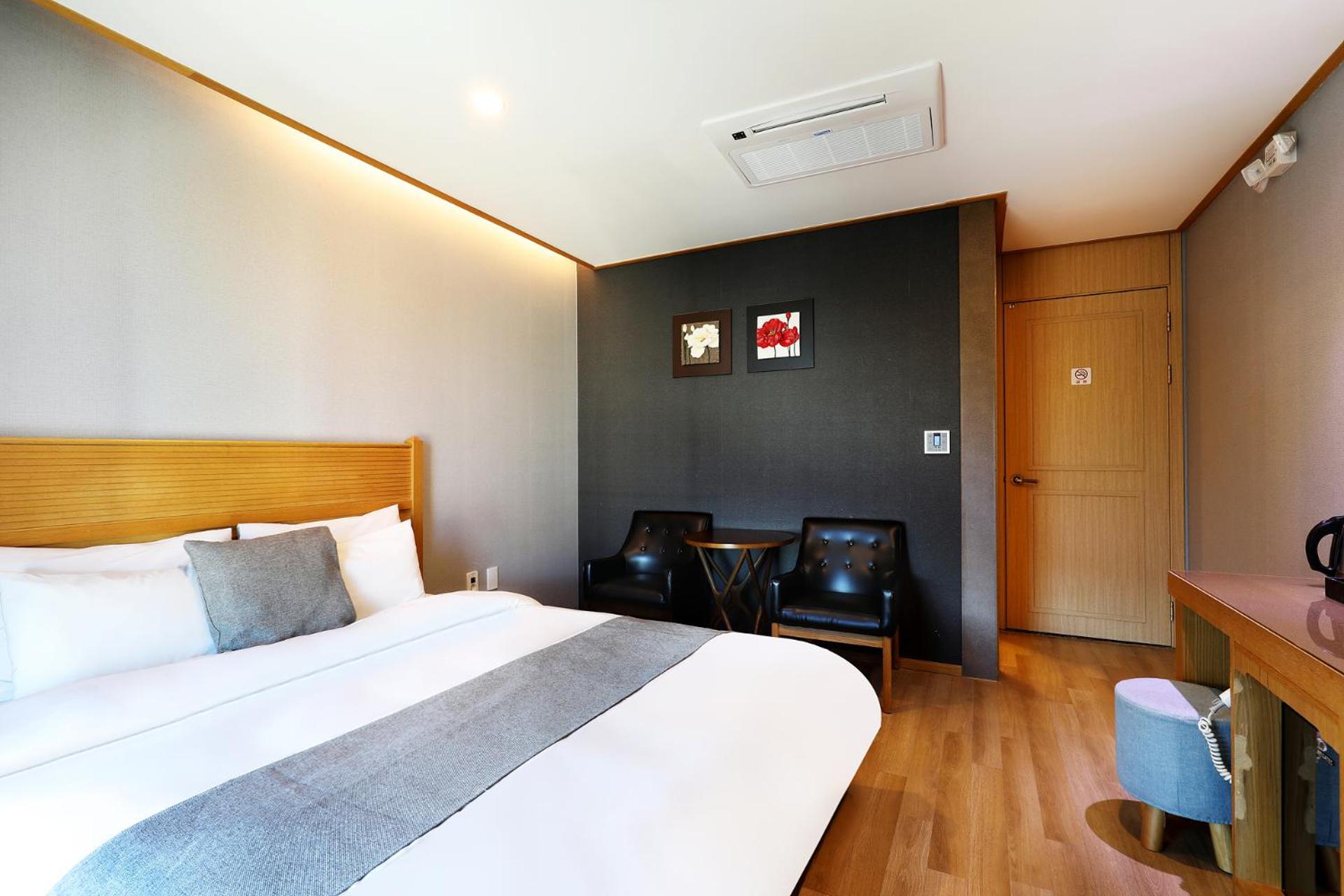Deluxe King Room photo 2