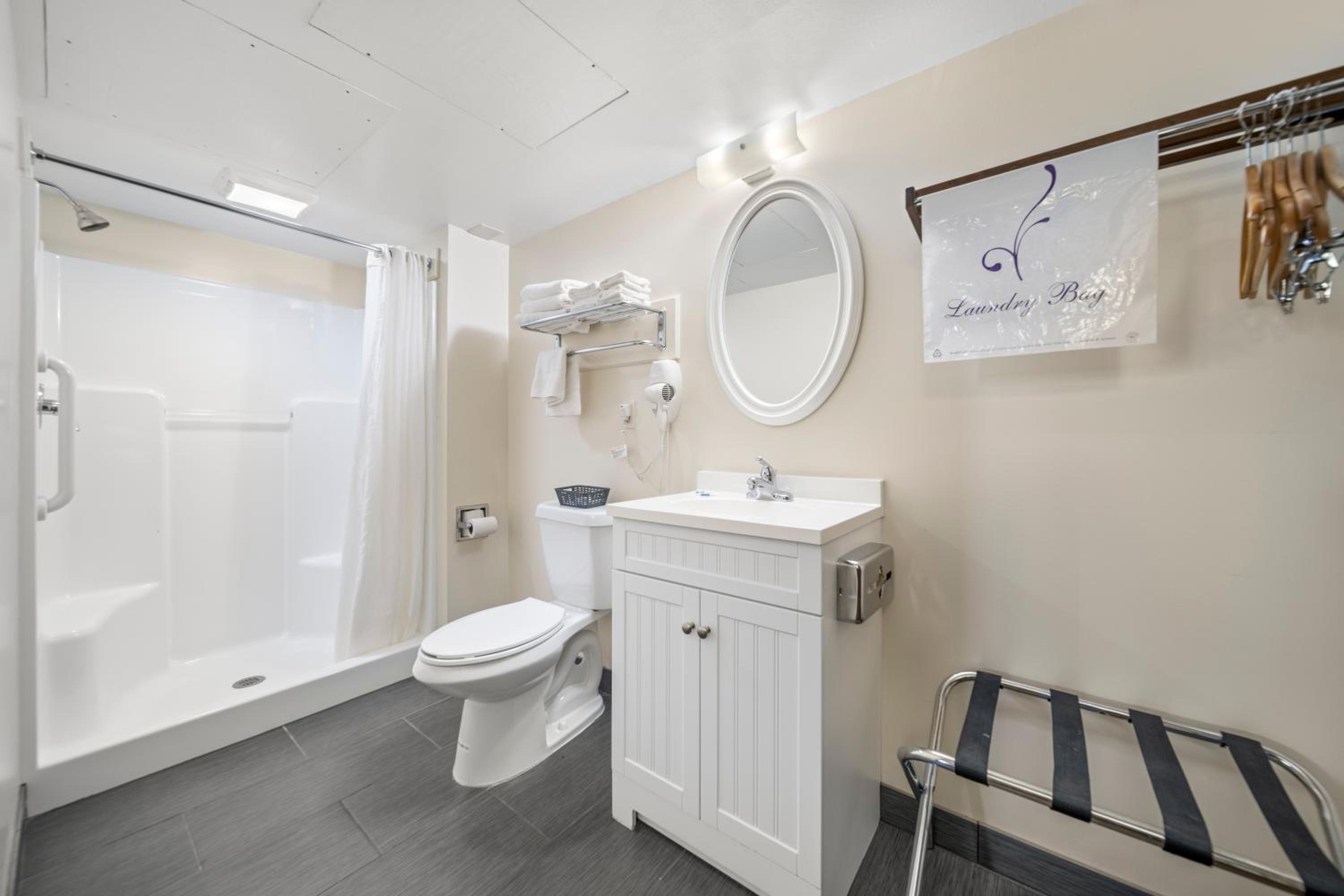Queen Room with Two Queen Beds - Disability Access photo 2
