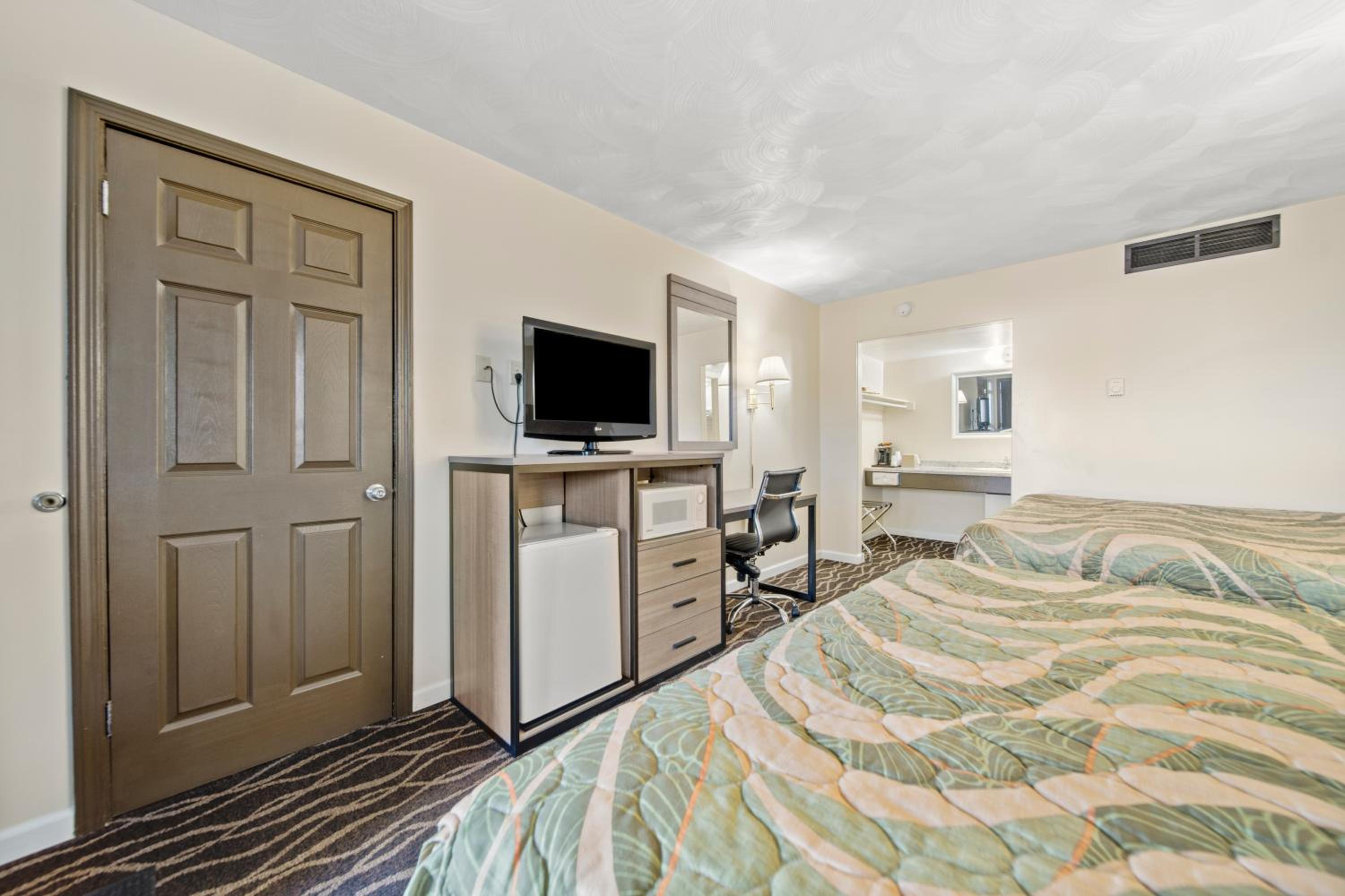 Queen Room with Two Queen Beds photo 3