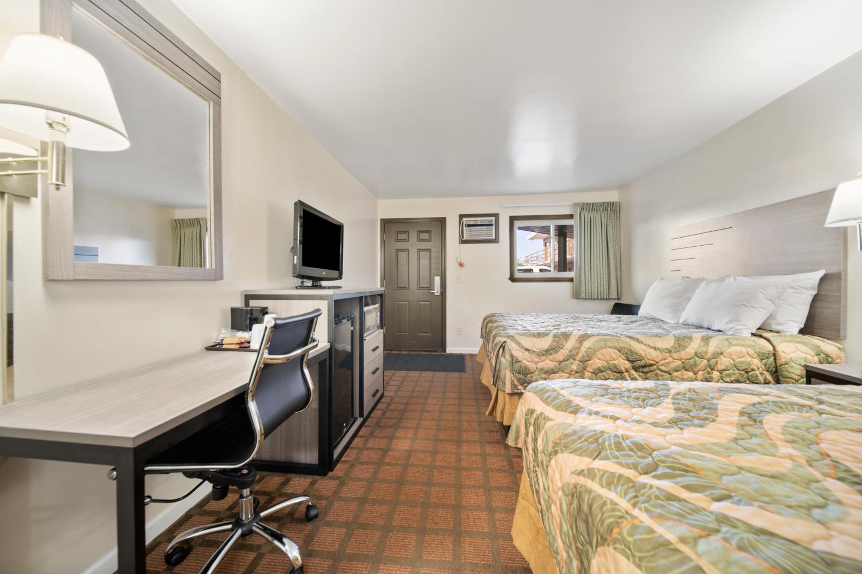 Queen Room with Two Queen Beds - Disability Access photo 3