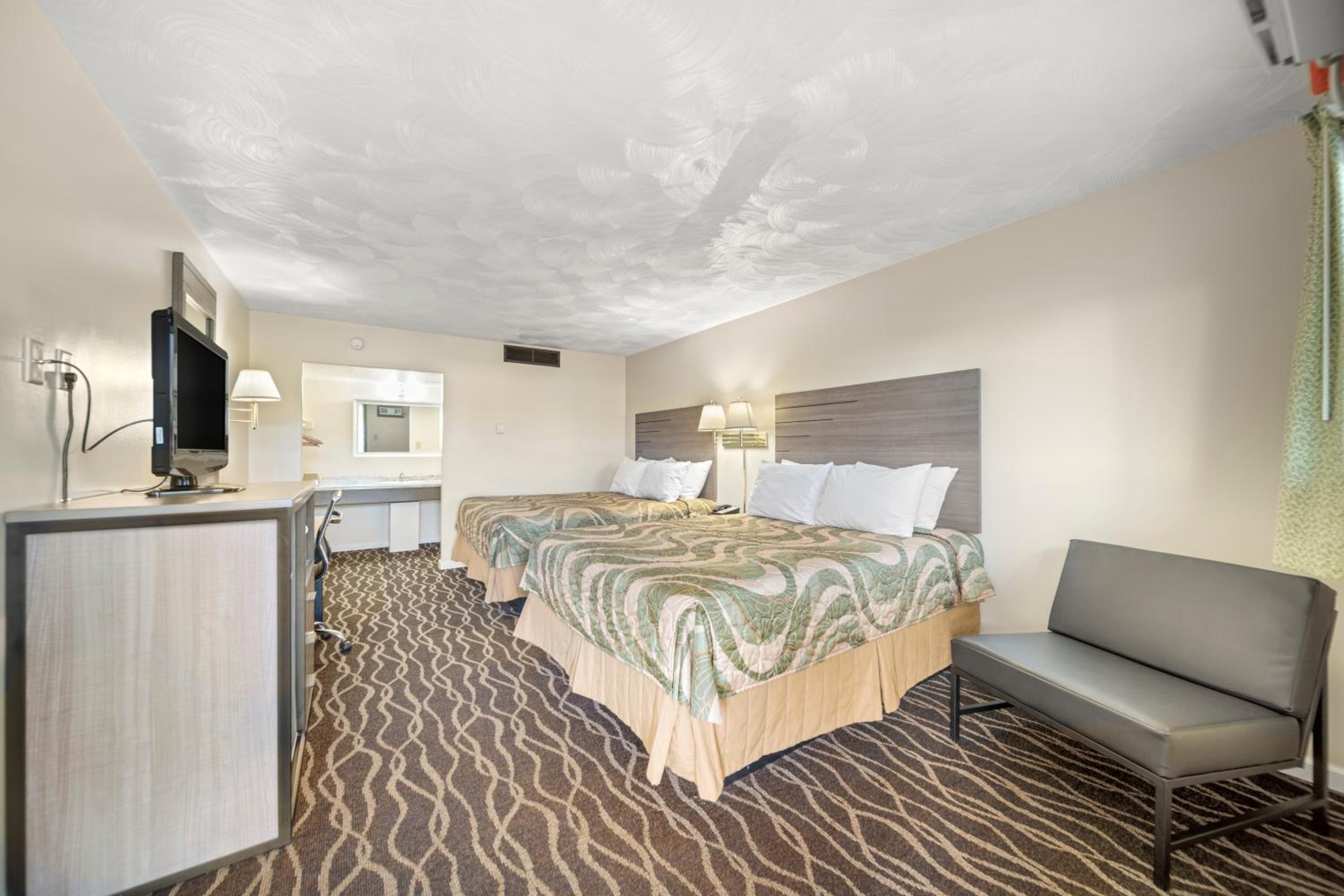 Queen Room with Two Queen Beds photo 2