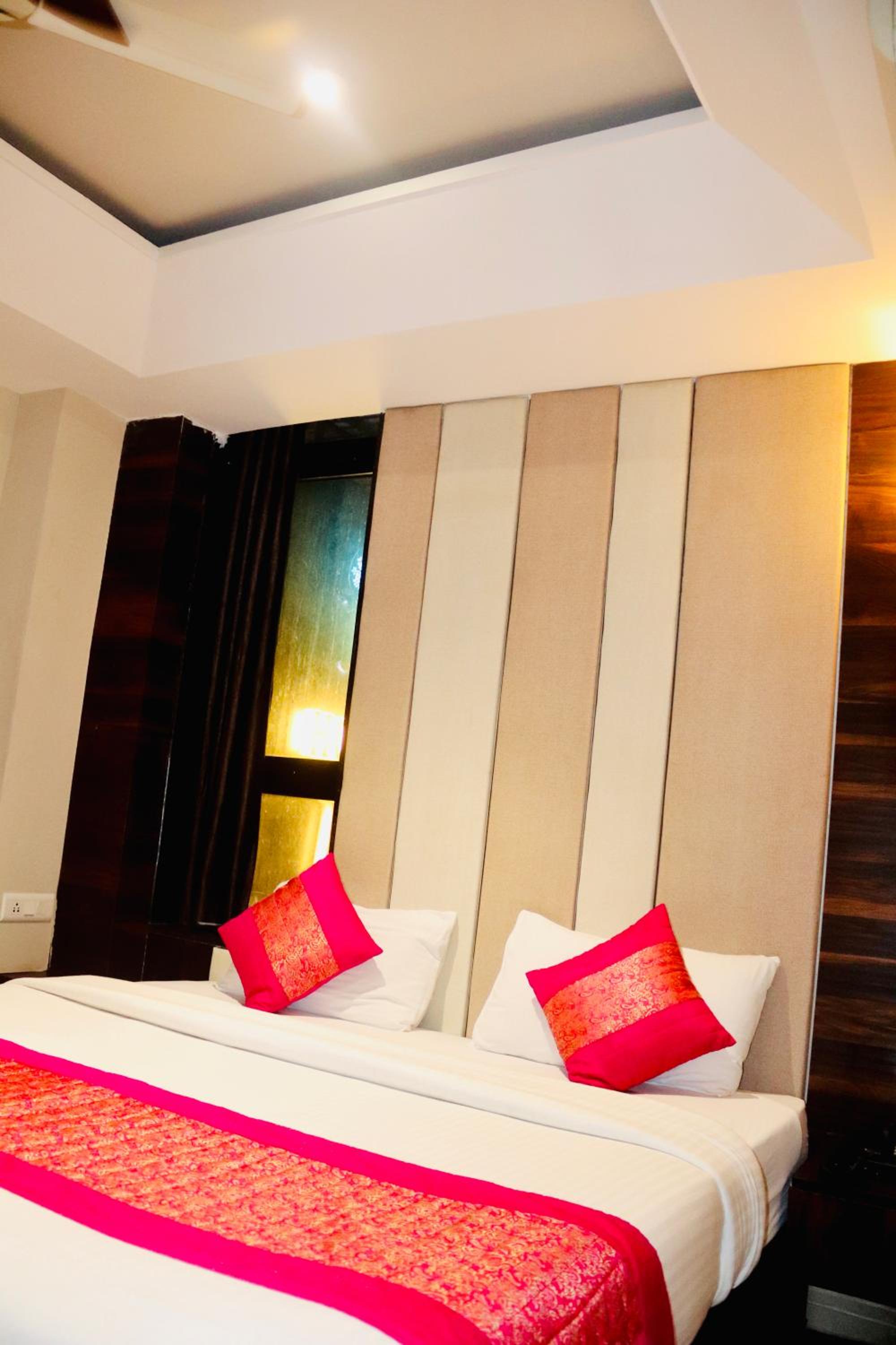 Deluxe Double Room - Photo 11