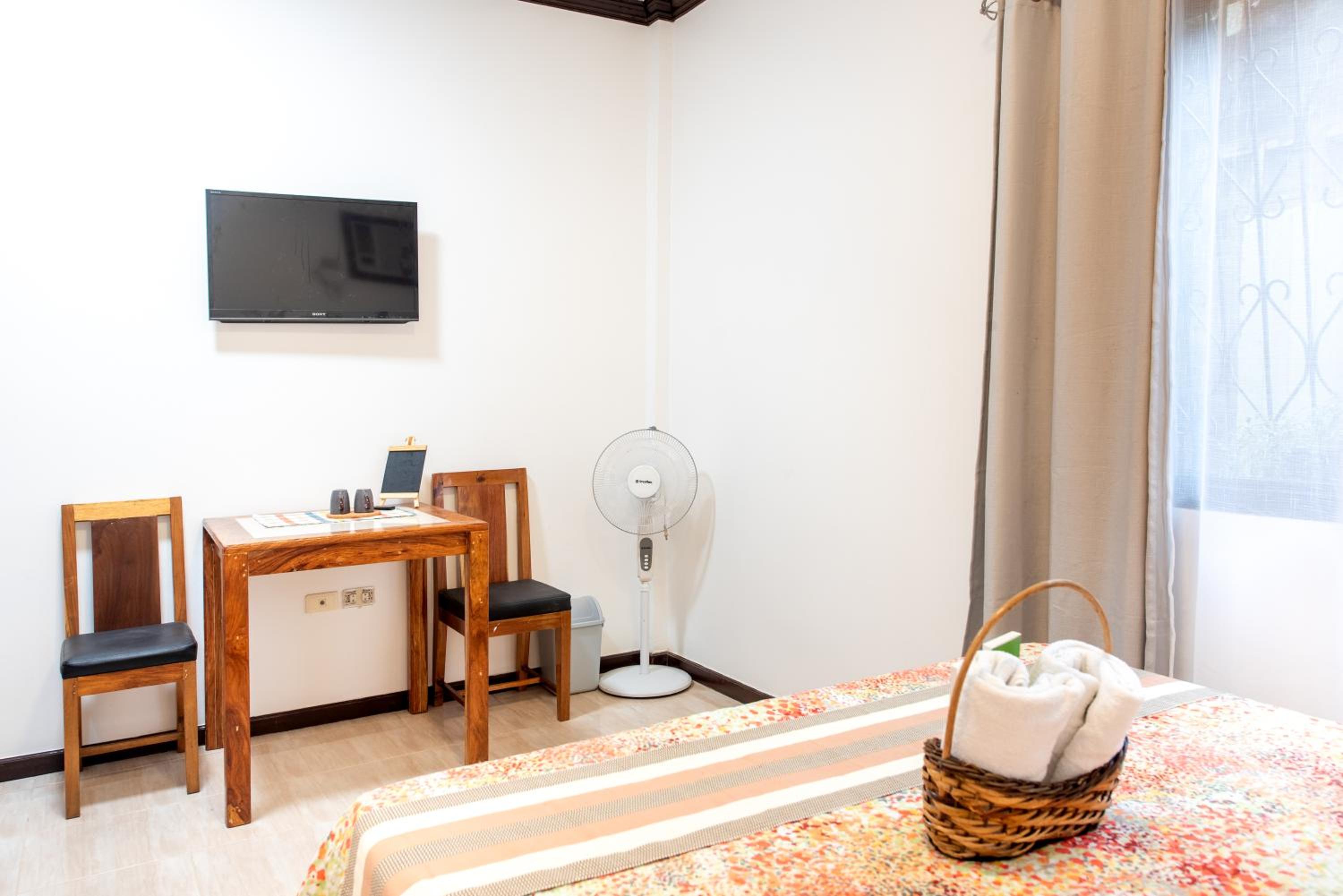 Queen Room - Disability Access photo 2