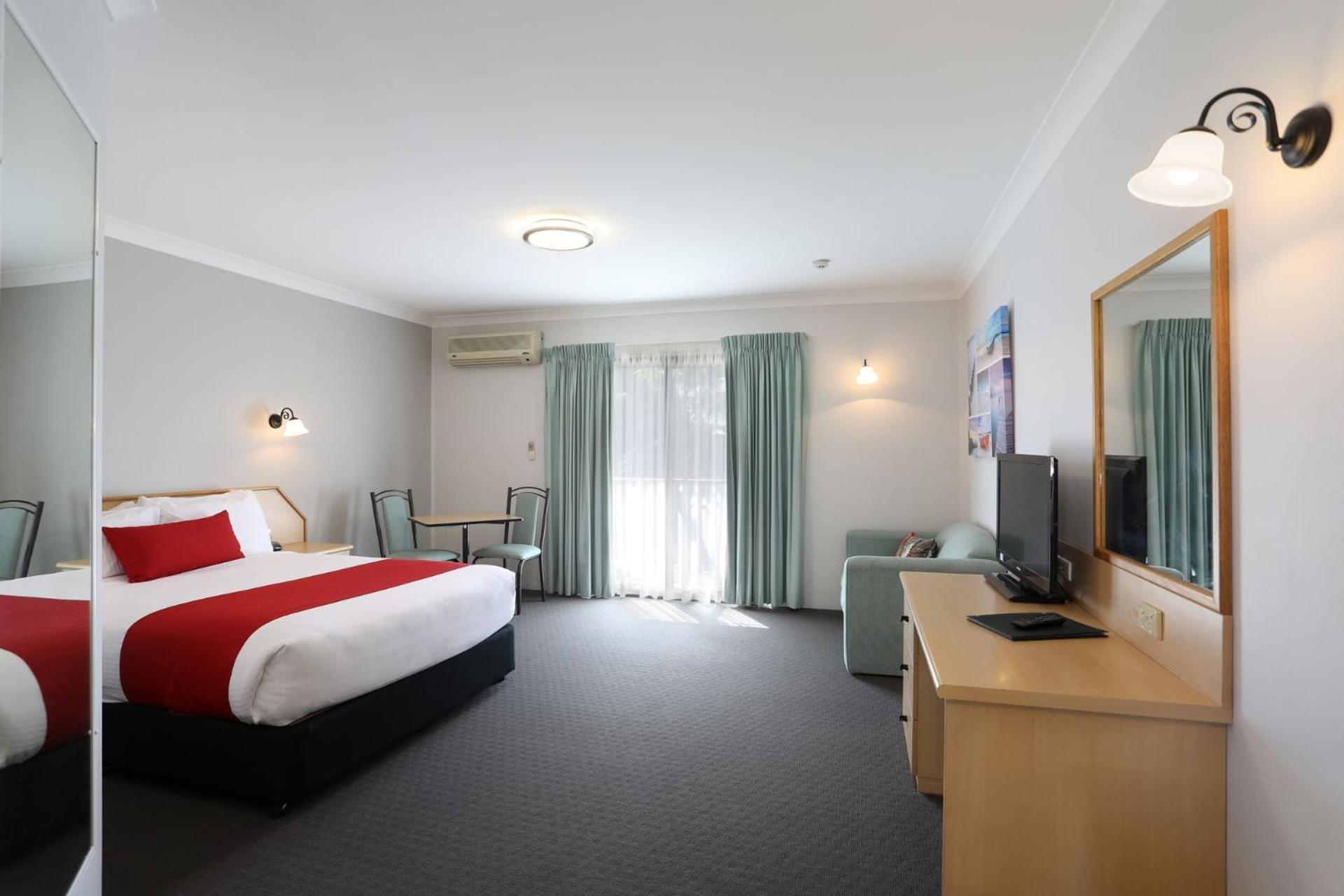 King Room with Balcony - Photo 4