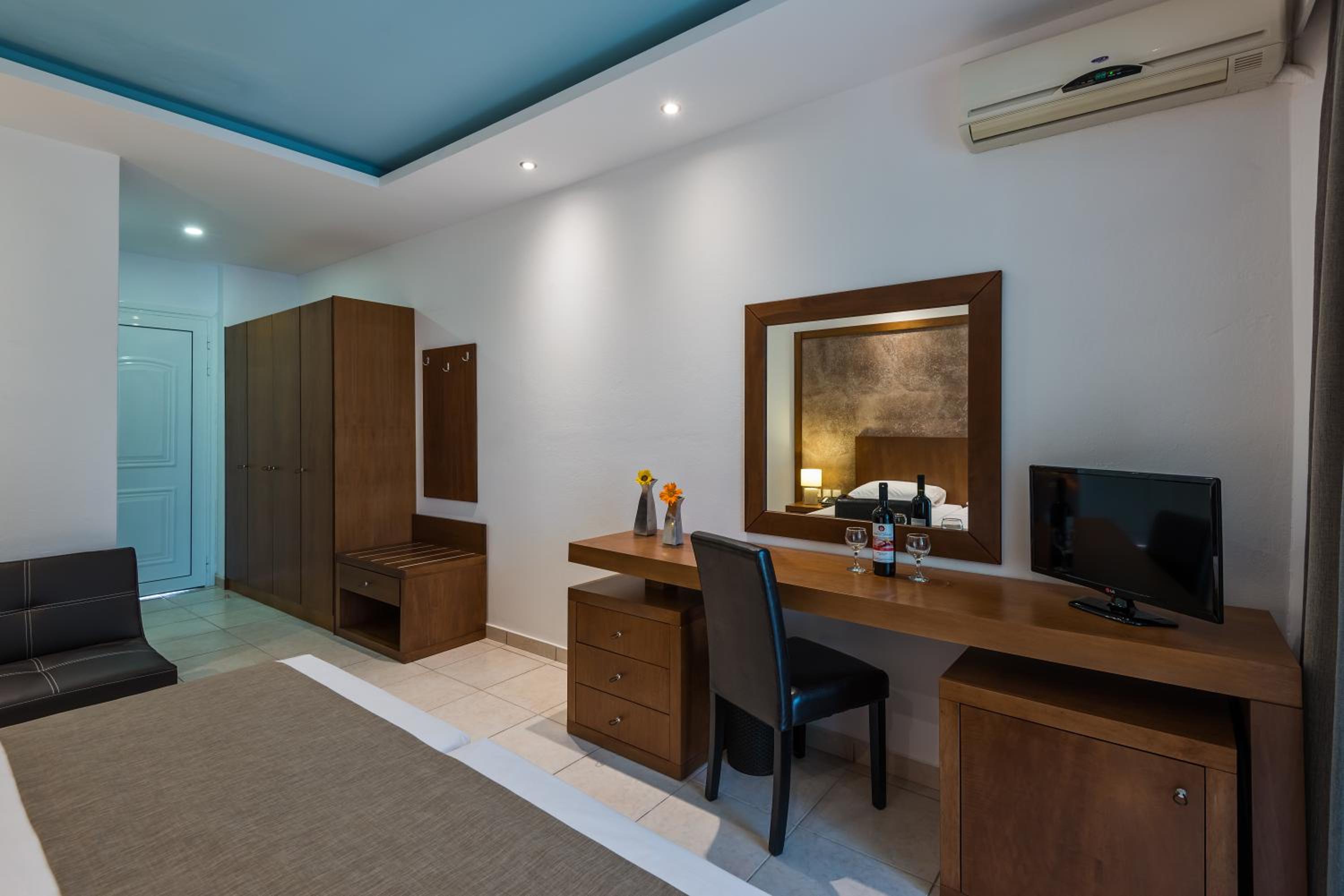 Twin Room - Photo 3