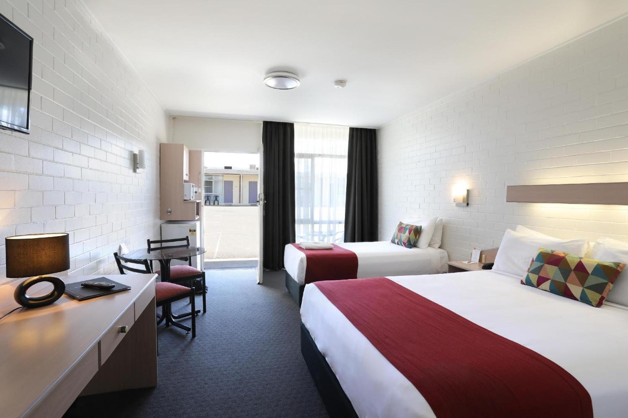 Triple Room with Pool View - Photo 3