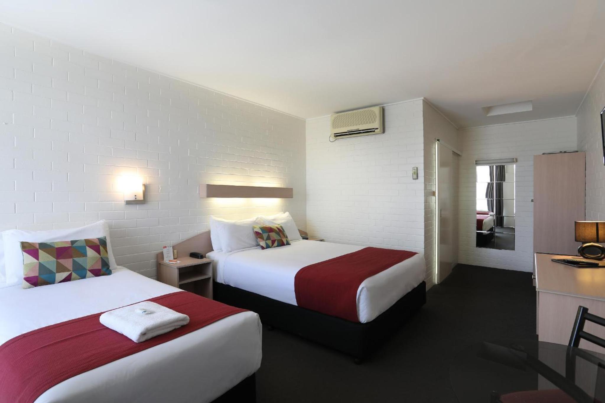Triple Room with Pool View - Photo 4